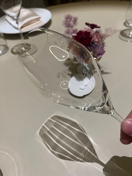 燈光經過專門調校,持著玻璃杯對著燈光,還會反射出有趣光影。