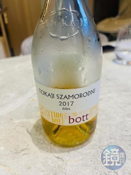 匈牙利甜白酒Tokaji Szamorodni  Édes 2017不會過於甜膩，帶酸口感恰好可與檸檬系甜點搭配。