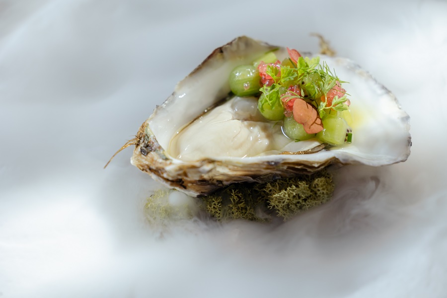 「海味春頌,生蠔、小黃瓜、奇異果、拇指檸檬」有潮間帶的鹹酸鮮味。(方蒔the FRONT HOUSE提供)
