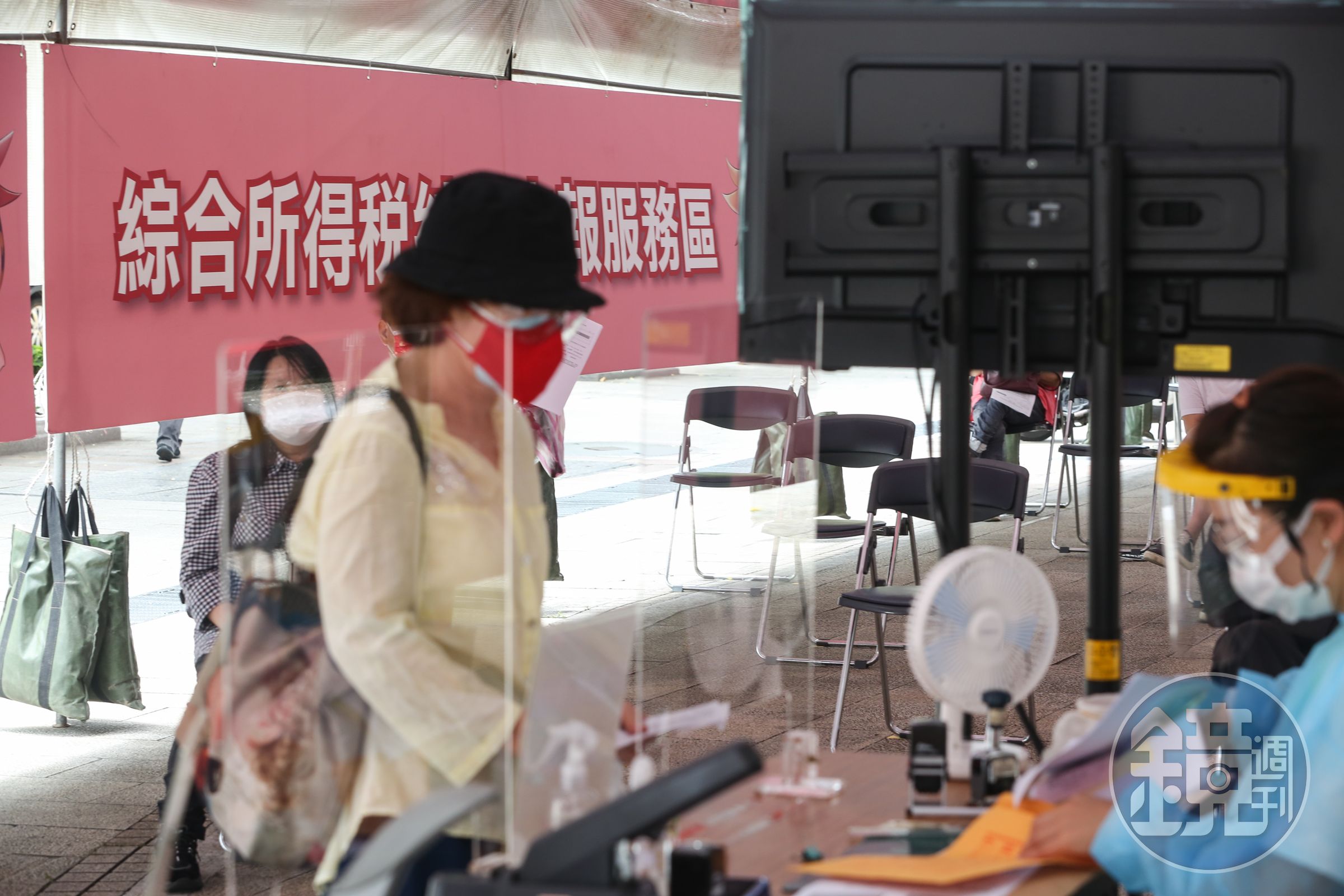 為鼓勵納稅人在家報稅，財政部宣布「在家報稅還能抽現金20萬元」。（本刊資料照）