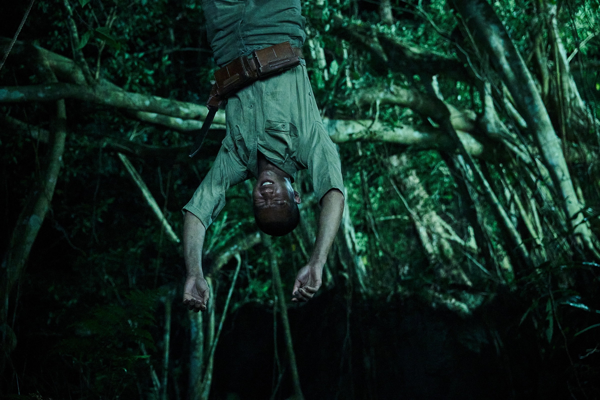 黃冠智一場被倒吊的戲足足被倒吊了20多次。（公視提供）