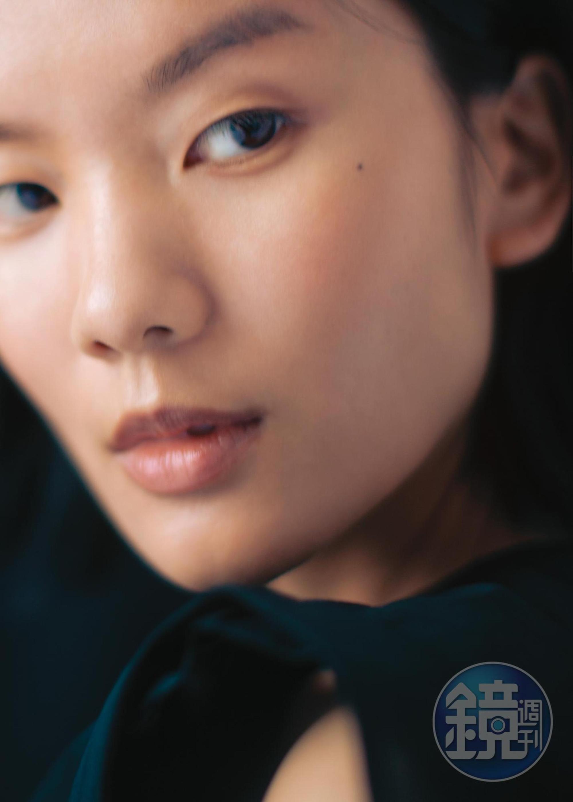 黑色露背拖襬洋裝 價格店洽 by PRADA／白色低跟穆勒鞋 價格店洽 by LOEWE