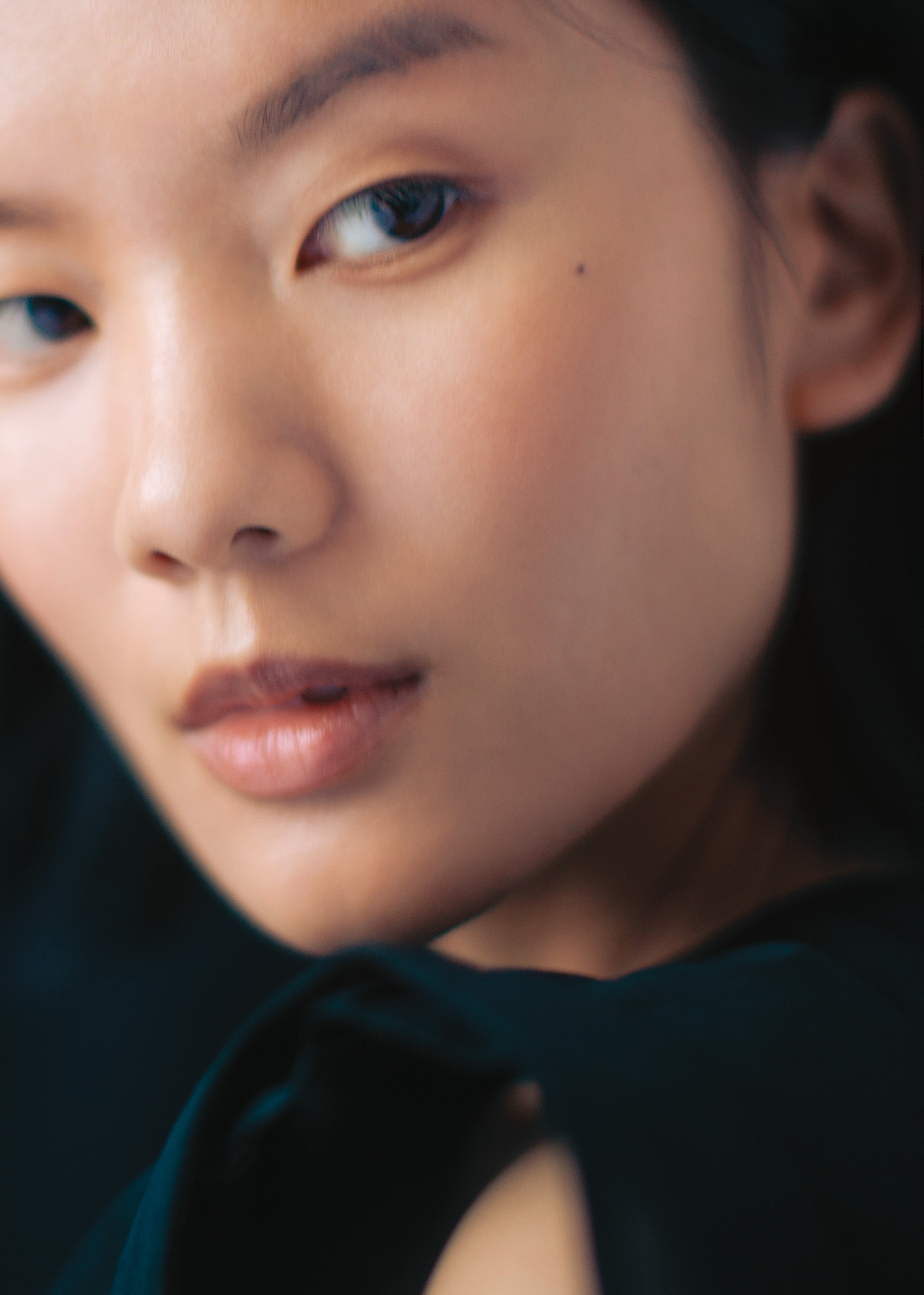 黑色露背拖襬洋裝 價格店洽 by PRADA／白色低跟穆勒鞋 價格店洽 by LOEWE
