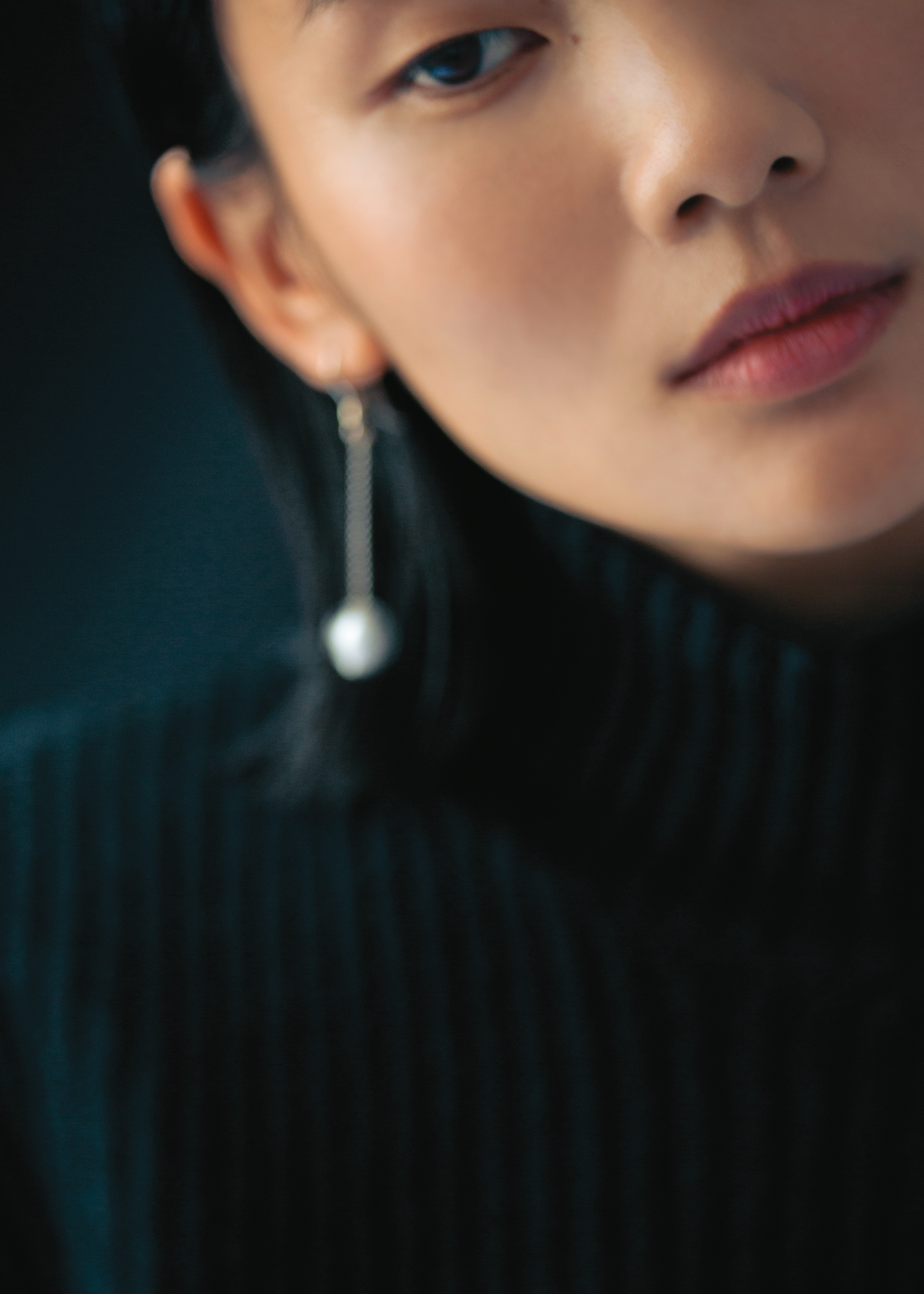 黑色oversize上衣 NT$164,100 by BALENCIAGA／黑色低跟穆勒鞋 價格店洽 by PRADA／Darcey透明玻璃珠耳環 NT$17,400 by CHLOÉ