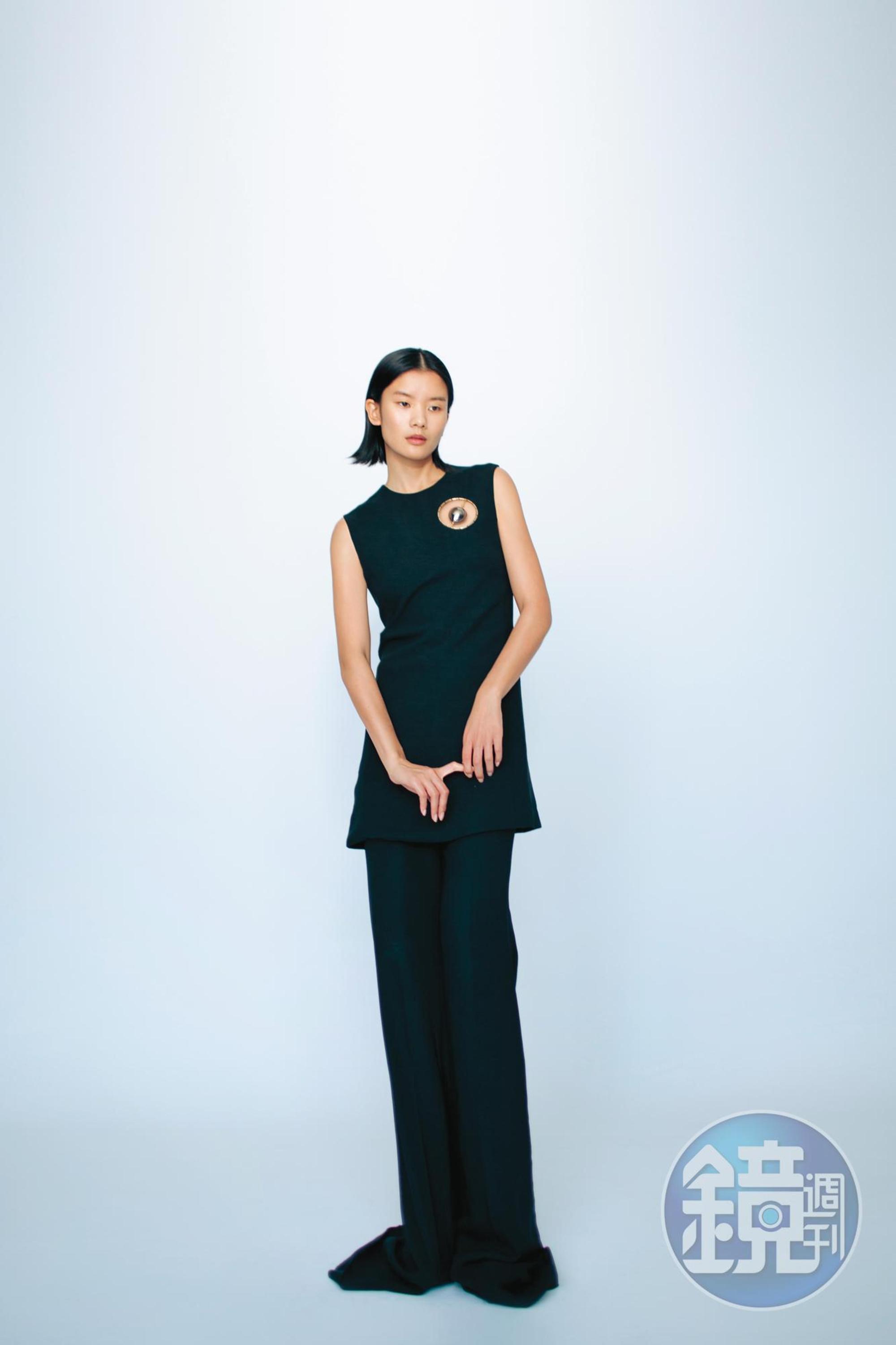 黑色手吹玻璃綴飾洋裝 NT$159,100 by CHLOÉ／黑色長褲 NT$67,400 by CHLOÉ