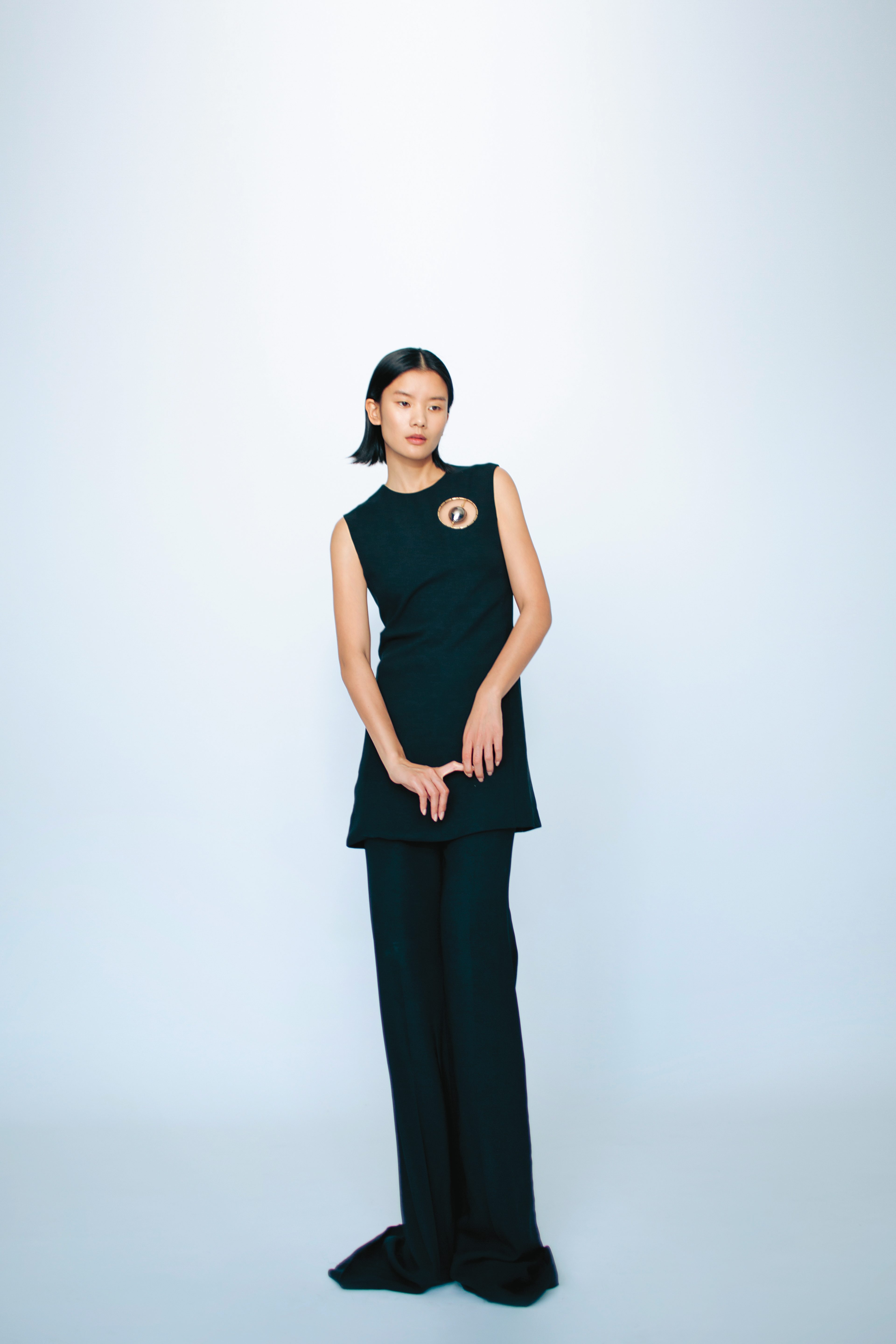 黑色手吹玻璃綴飾洋裝 NT$159,100 by CHLOÉ／黑色長褲 NT$67,400 by CHLOÉ