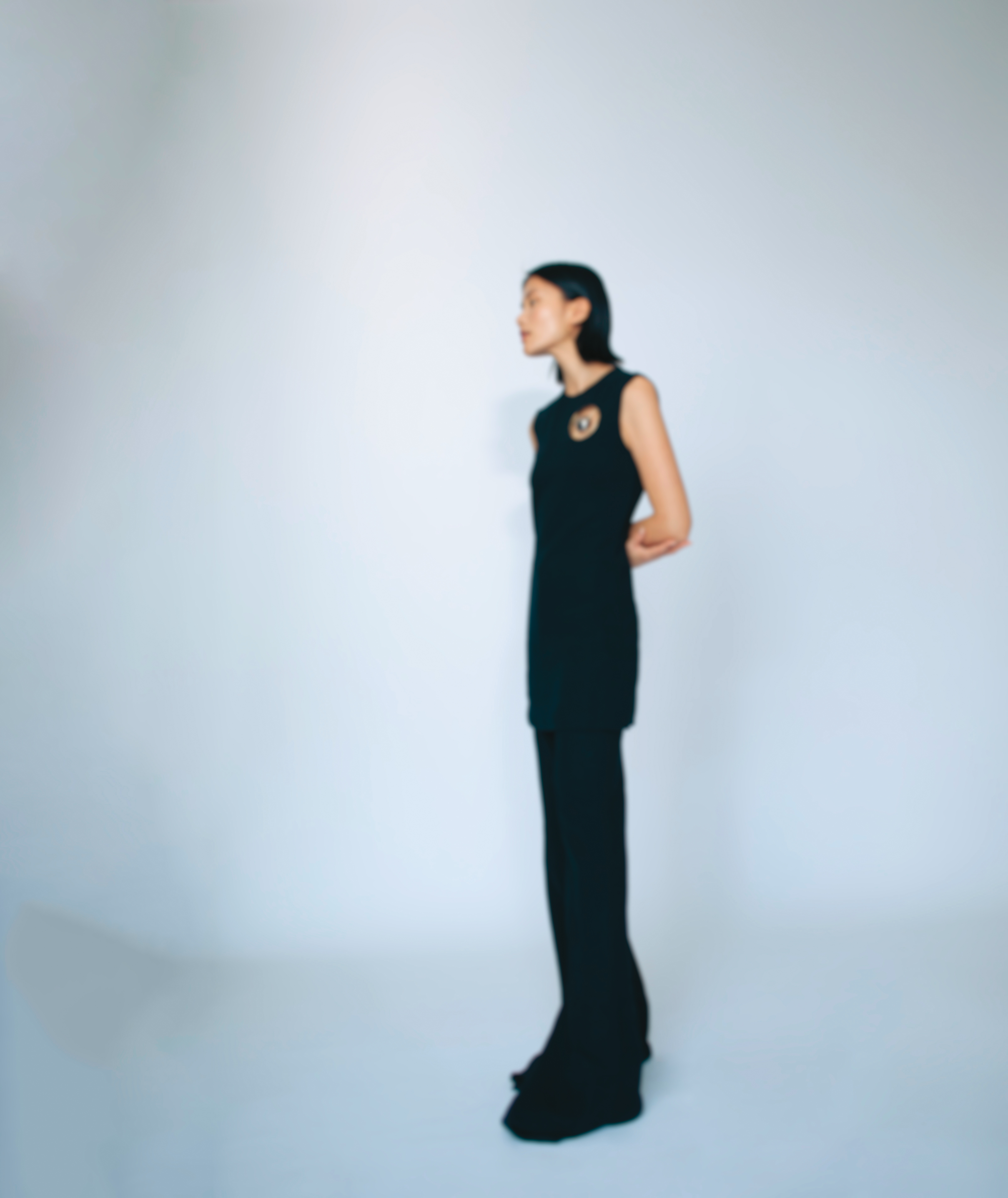 黑色手吹玻璃綴飾洋裝 NT$159,100 by CHLOÉ／黑色長褲 NT$67,400 by CHLOÉ