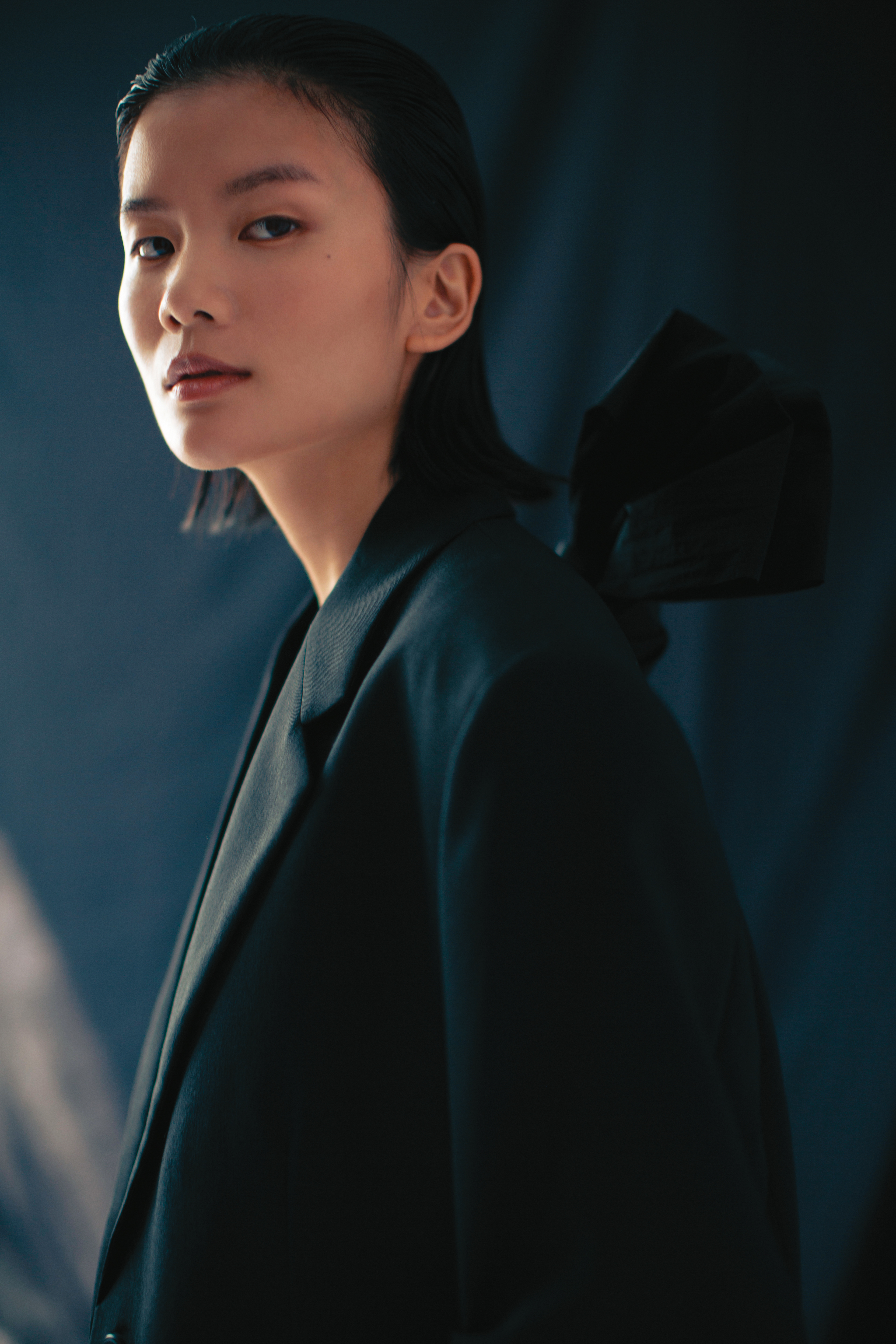 黑色羊毛拖襬大衣 價格店洽 by PRADA／黑色羊毛針織背心 NT$15,600 by CHLOÉ／黑色皮褲 價格店洽 by CHLOÉ／黑色低跟穆勒鞋 價格店洽 by PRADA
