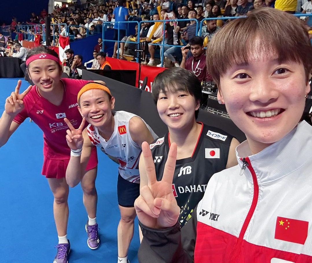 當今羽壇女單「F4」合體自拍，掌鏡的陳雨菲（右1）在IG上揭密和戴資穎（左2）當時聊了什麼。（翻攝自IG chenyufeiii）