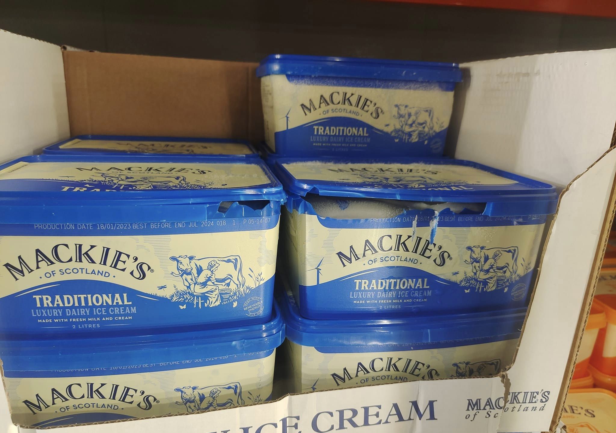 上月底有消費者在好市多購物時，發現陳列在冰櫃內的冰淇淋竟有明顯盒損。（翻攝自Costco好市多 商品經驗老實說）