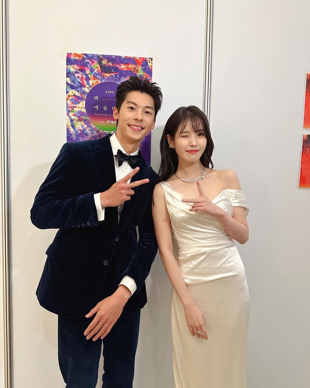 許光漢(左)成功追星IU(右),對方也看了他主演的《想見你》,令許光漢十分開心。(翻攝自許光漢IG)