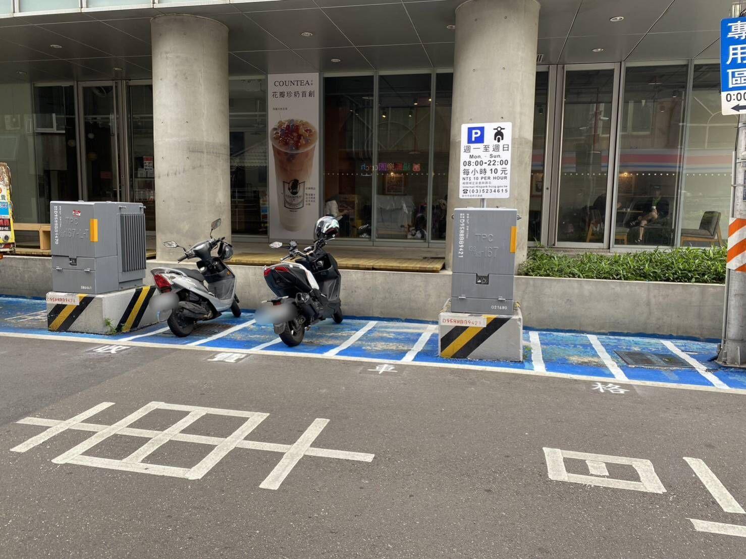 竹市府即日起於商圈熱點以小區域試辦機車計時收費，解決路邊久占停車位問題。（新竹市政府提供）
