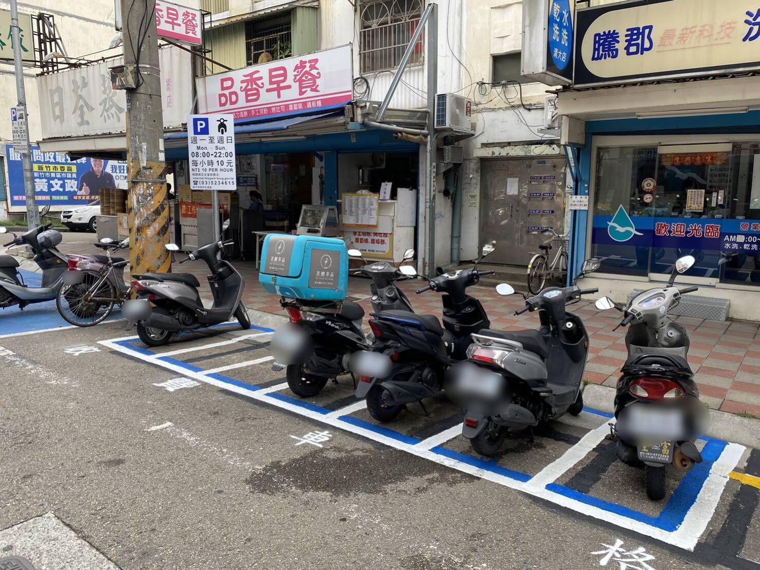 新竹車站前、清大夜市等商圈熱點，試辦小區域機車停車收費，每處約5-10格停車格實施每小時收費10元措施。（新竹市政府提供）