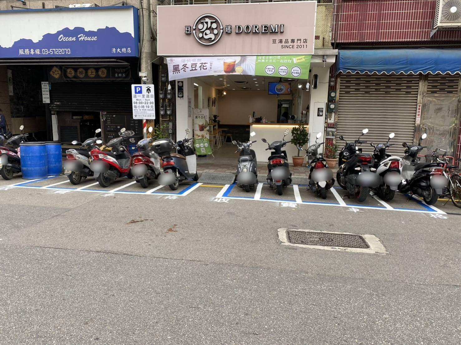 試辦機車收費格位設有「藍色內框」及收費告示牌，車格外有「收費車格」白色標字，為獨立區域，與一般車格有明顯區別。（新竹市政府提供）