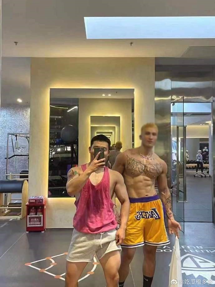 金髮男是一名肌肉男(右)，平時愛上健身房。（翻自微博）