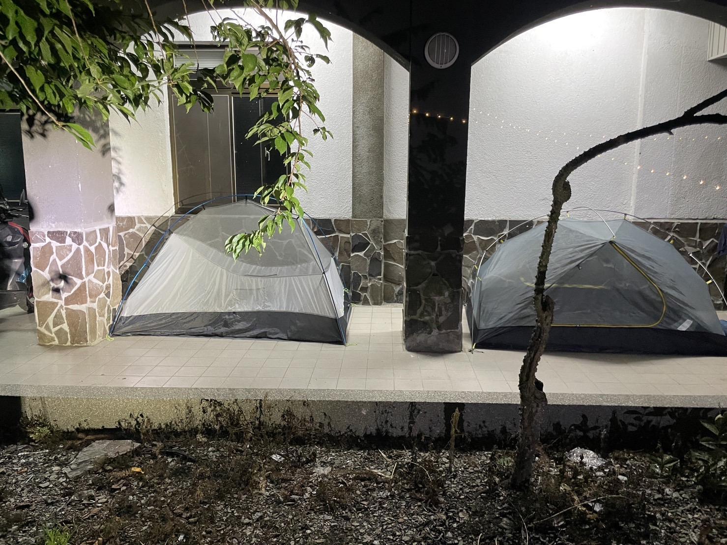 有民眾擅闖教會,趁沒人在的時候帶著裝備進去露營。(翻攝自楊始皇臉書)