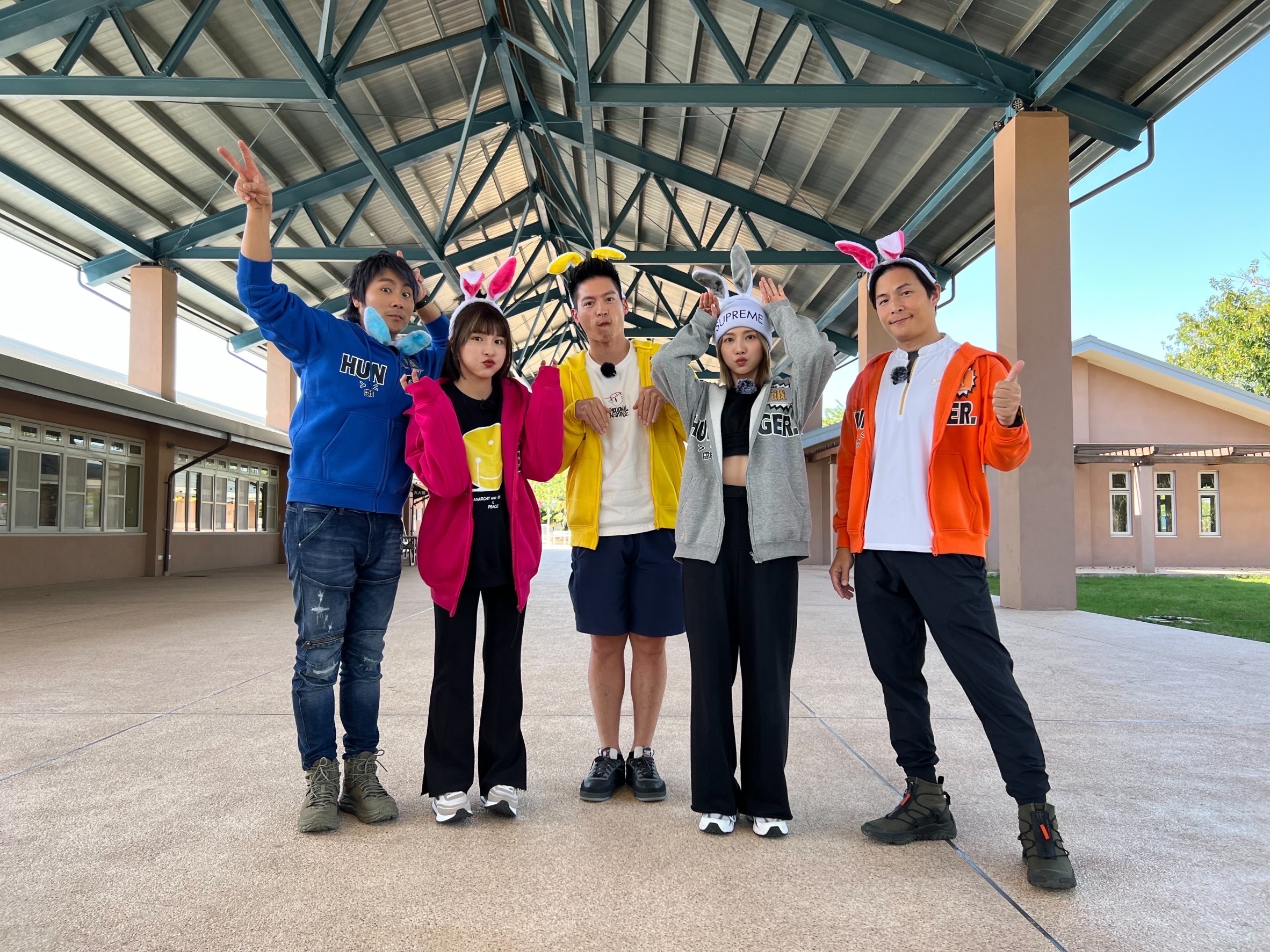 蔡黃汝（右二）主持中視《飢餓遊戲》將滿兩年。（蔡黃汝工作室提供）