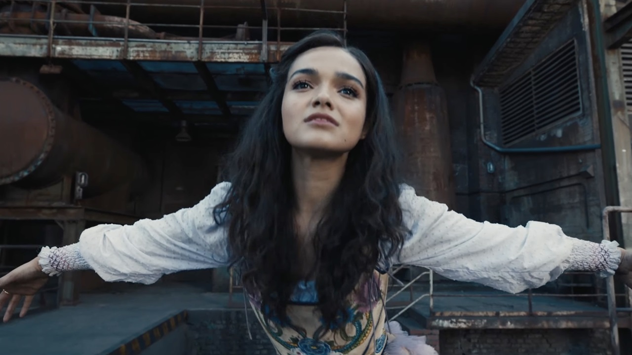 瑞秋曾格勒在《飢餓遊戲：鳴鳥與游蛇之歌》飾演露西。（車庫娛樂提供）