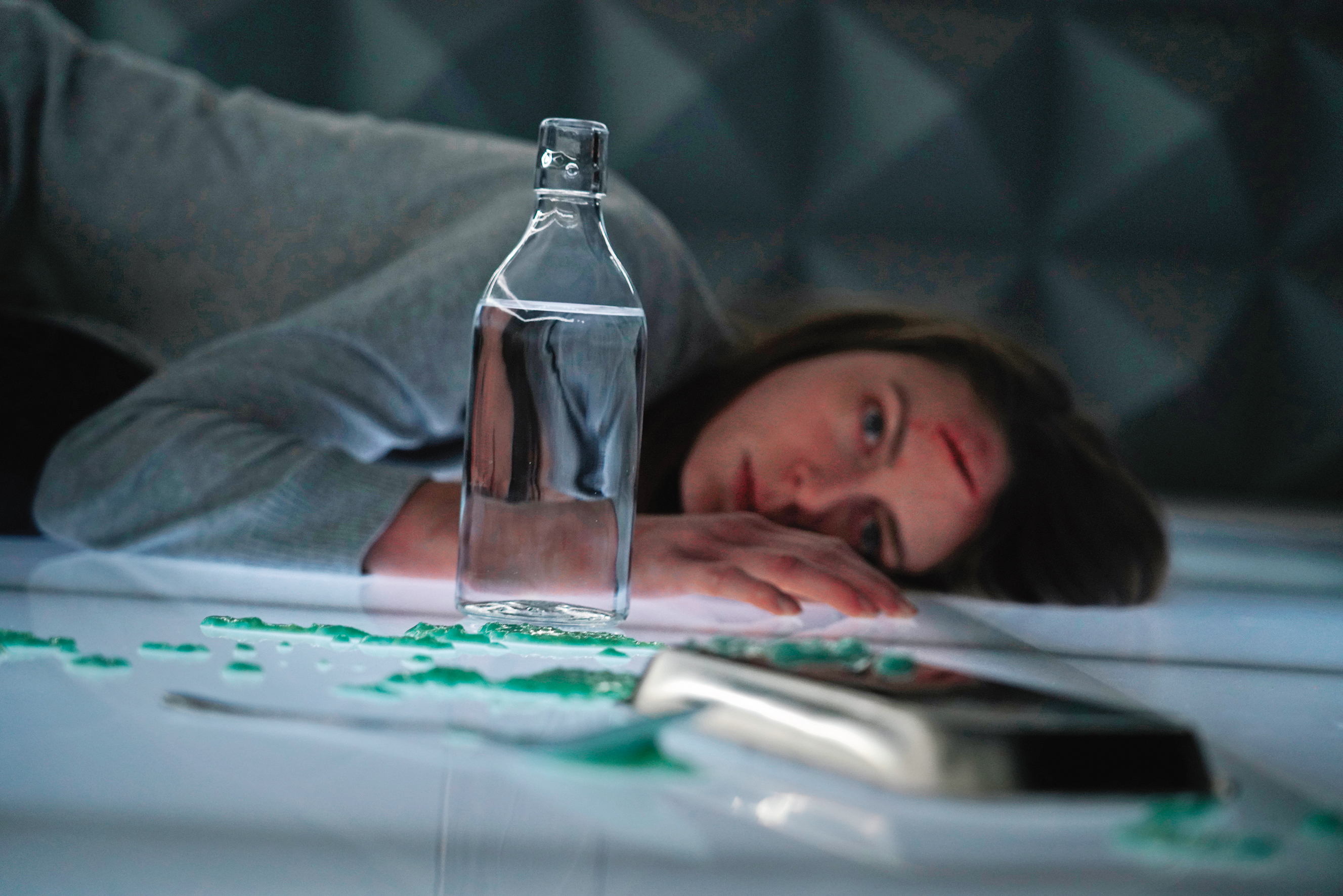 被囚禁在密室的女子要通過一關又一關的測試才保得住女兒的命，激發出她自己也想像不到的驚人能力。（可樂電影提供）