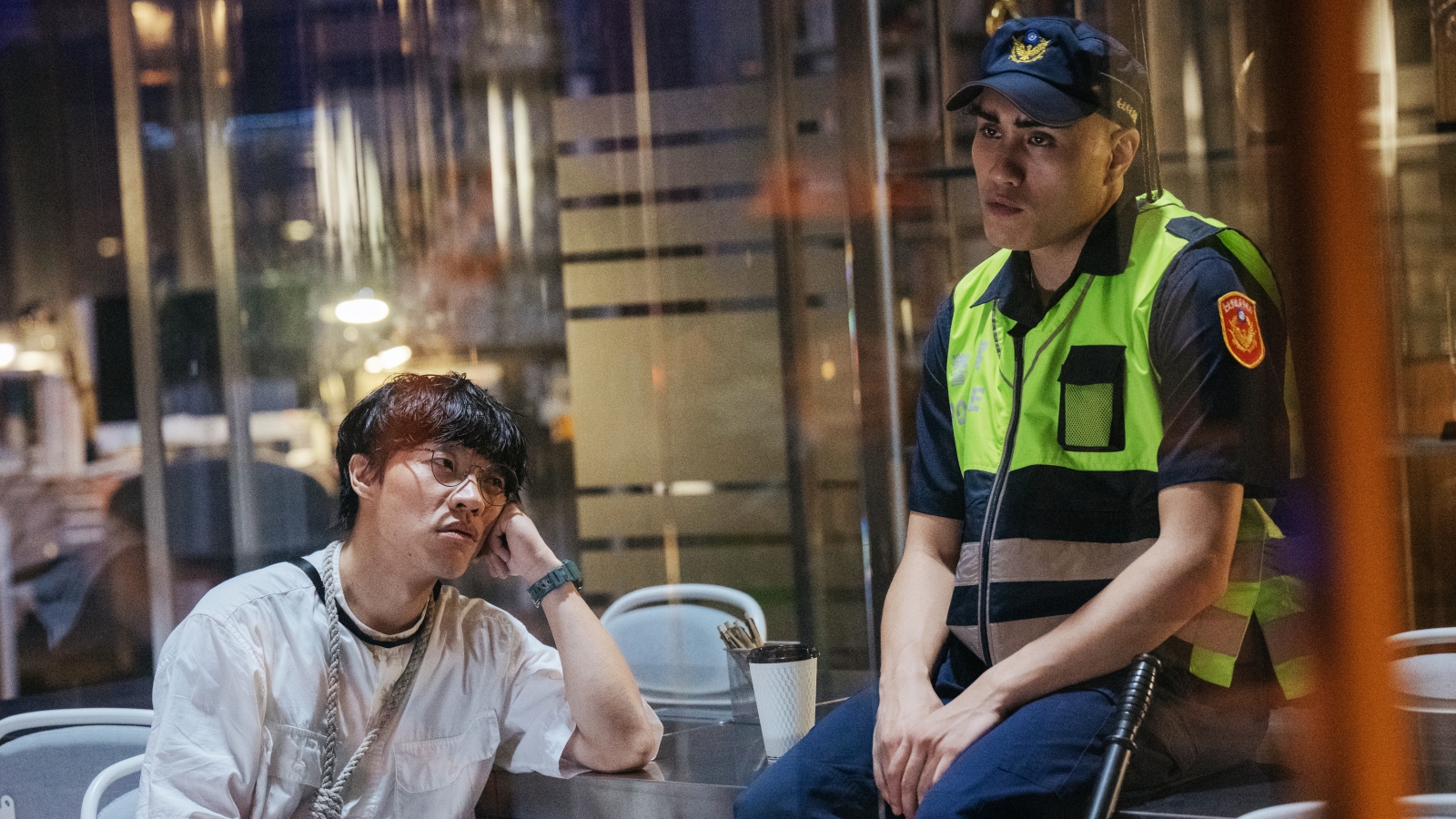 盧廣仲(左)再度合作導演瞿友寧,片中他飾演職場社畜,差點被黃宣(右)飾演的死神帶走。(氧氣電影提供)