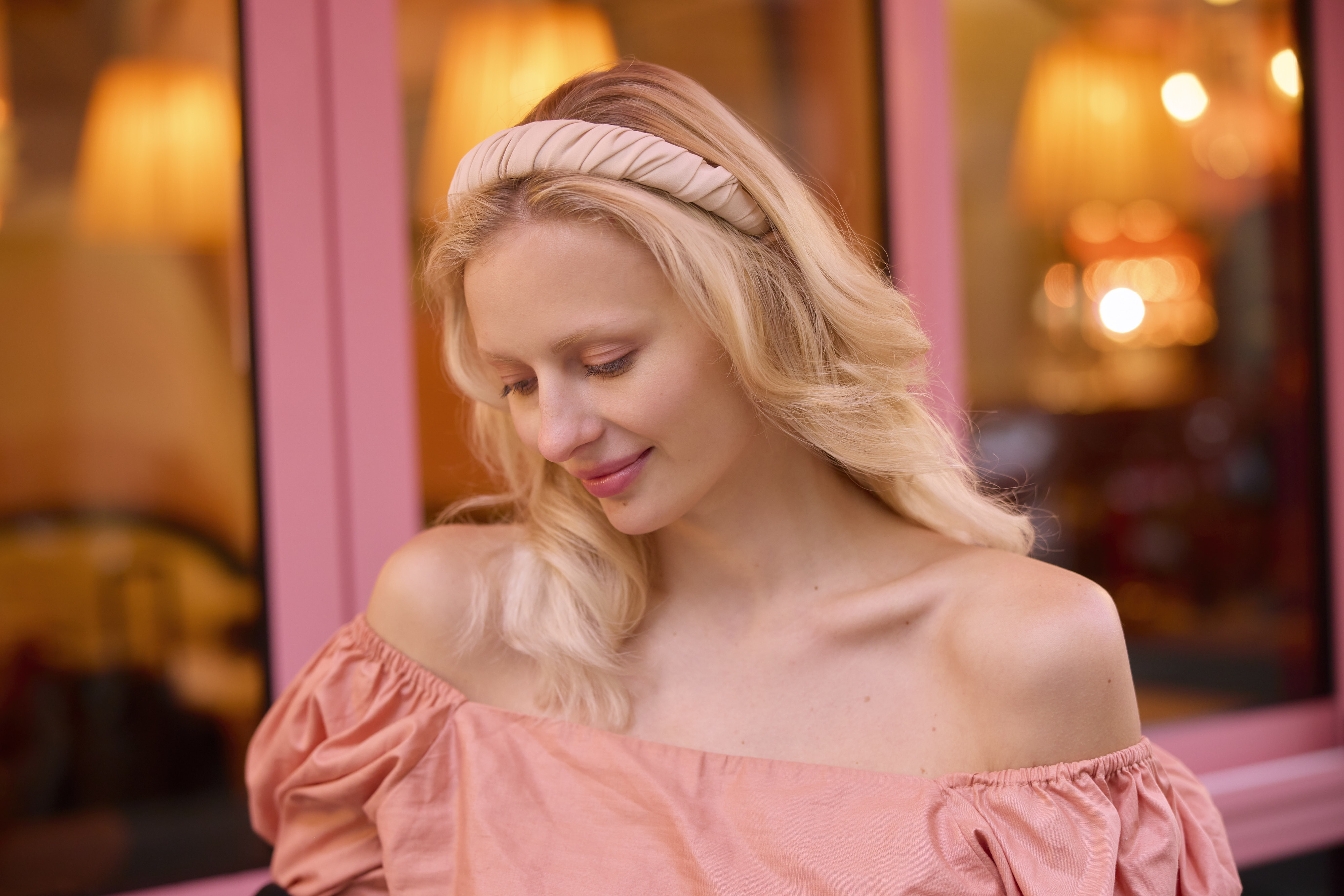 法國亞歷山卓髮飾在母親節以粉紅色愛的祝福媽媽。清秀佳人髮箍NT$5,600元。（台灣八木通商提供）