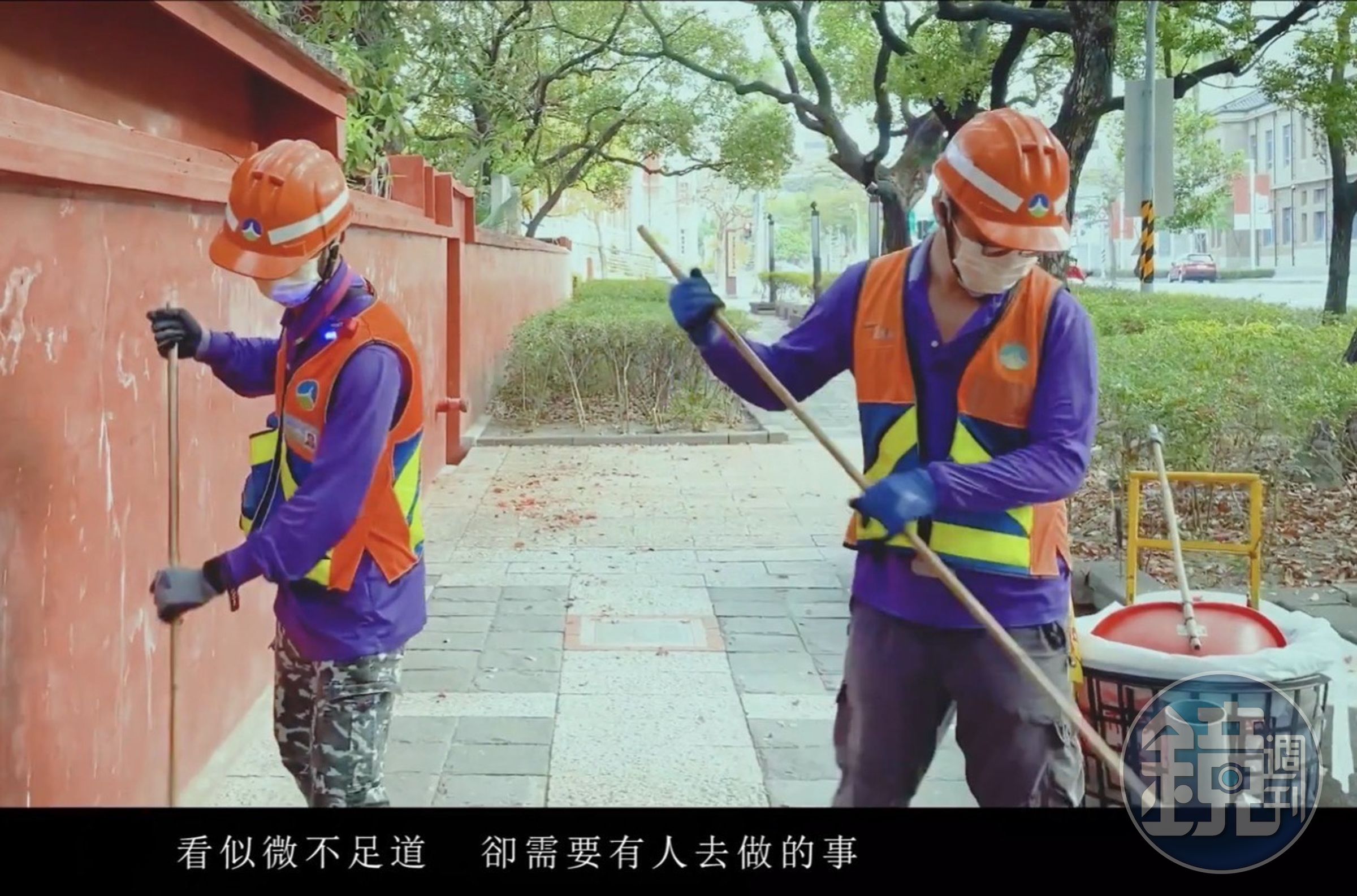 影片中紀錄南市環保局同仁辛勤工作的日常。（翻攝自黃偉哲臉書）