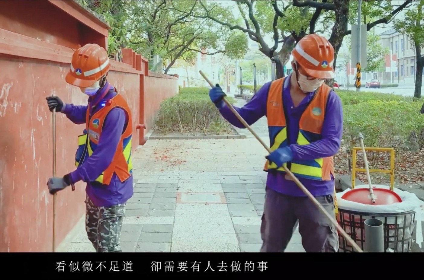 影片中紀錄南市環保局同仁辛勤工作的日常。（翻攝自黃偉哲臉書）