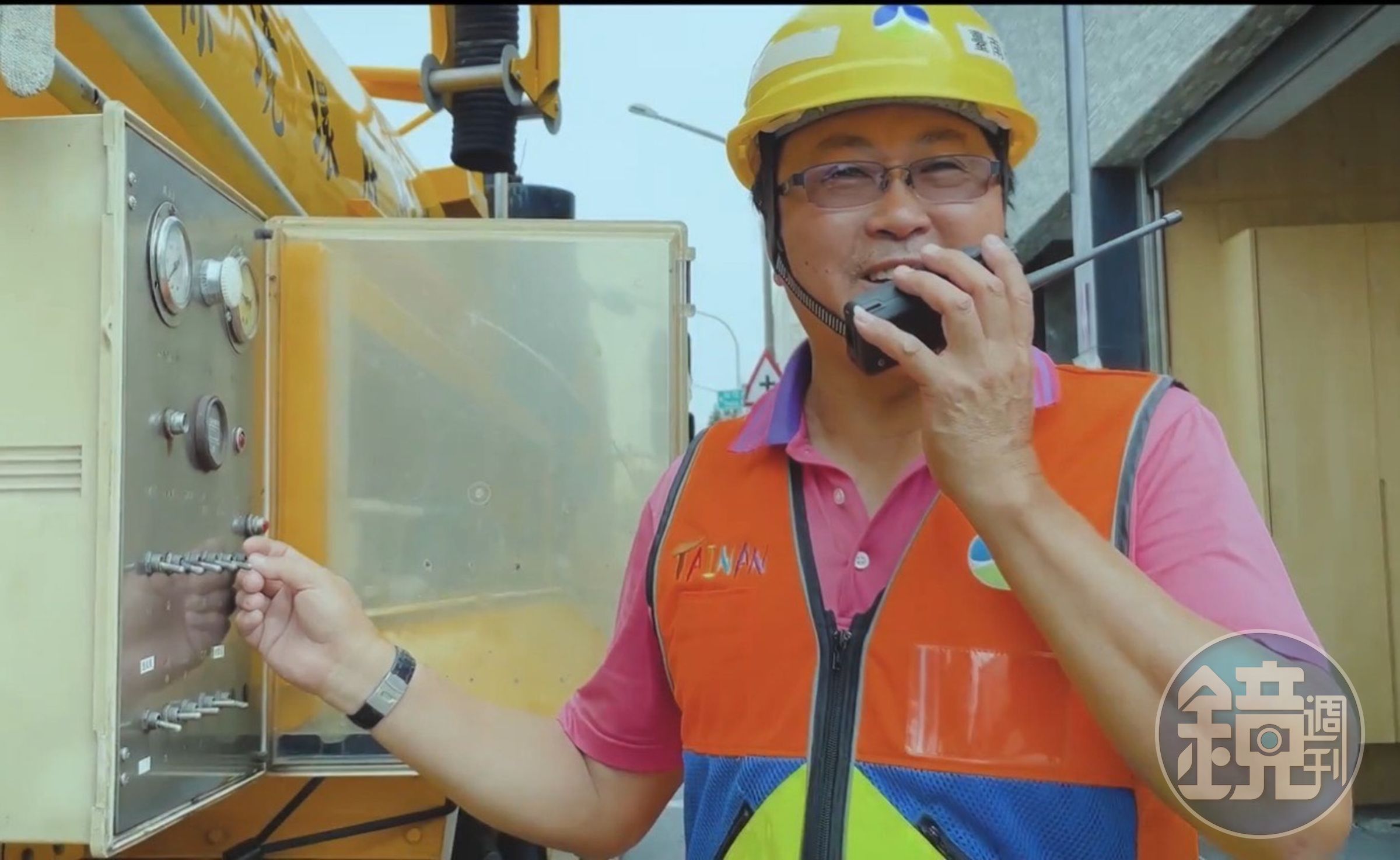 台南市長黃偉哲今天上傳由環保局同仁拍攝的影片「城市的微光」。（翻攝自黃偉哲臉書）