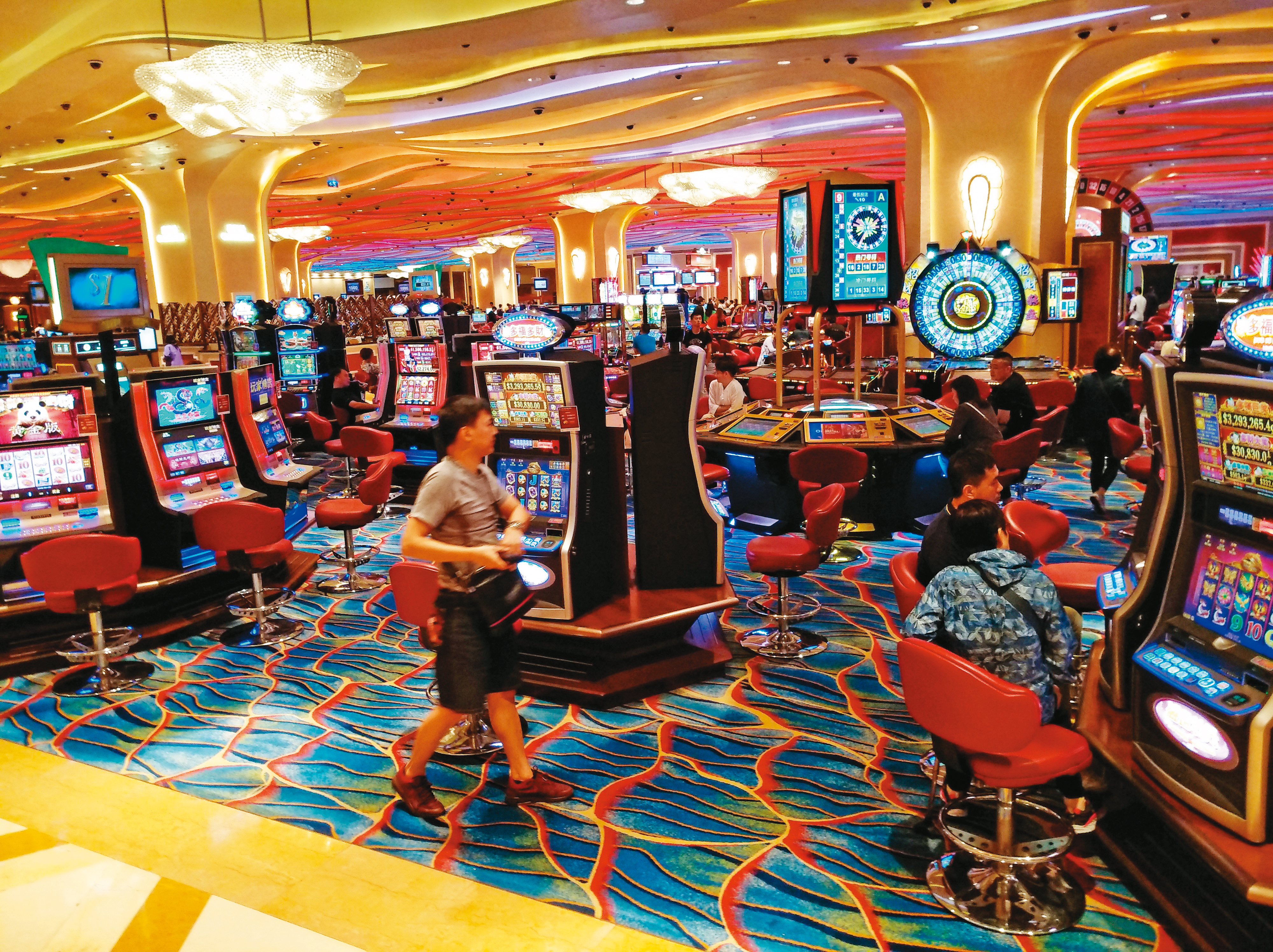 吸引中國賭客是亞洲國家發展觀光難以拒絕的誘惑，但北京政府不斷施壓杜特蒂與馬可仕關閉POGO線上賭場，大阪商人把城市觀光的發展押注在賭場上，本身更是一場世紀豪賭。