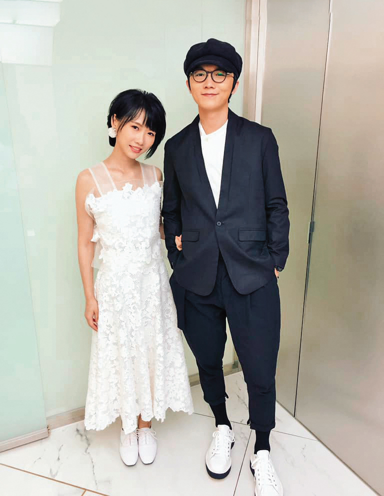 謝震廷（右）曾在前一段戀情剛結束，就宣布與大他3歲的獨立樂團主唱張瑀（左）交往近半年，引發劈腿疑雲。
