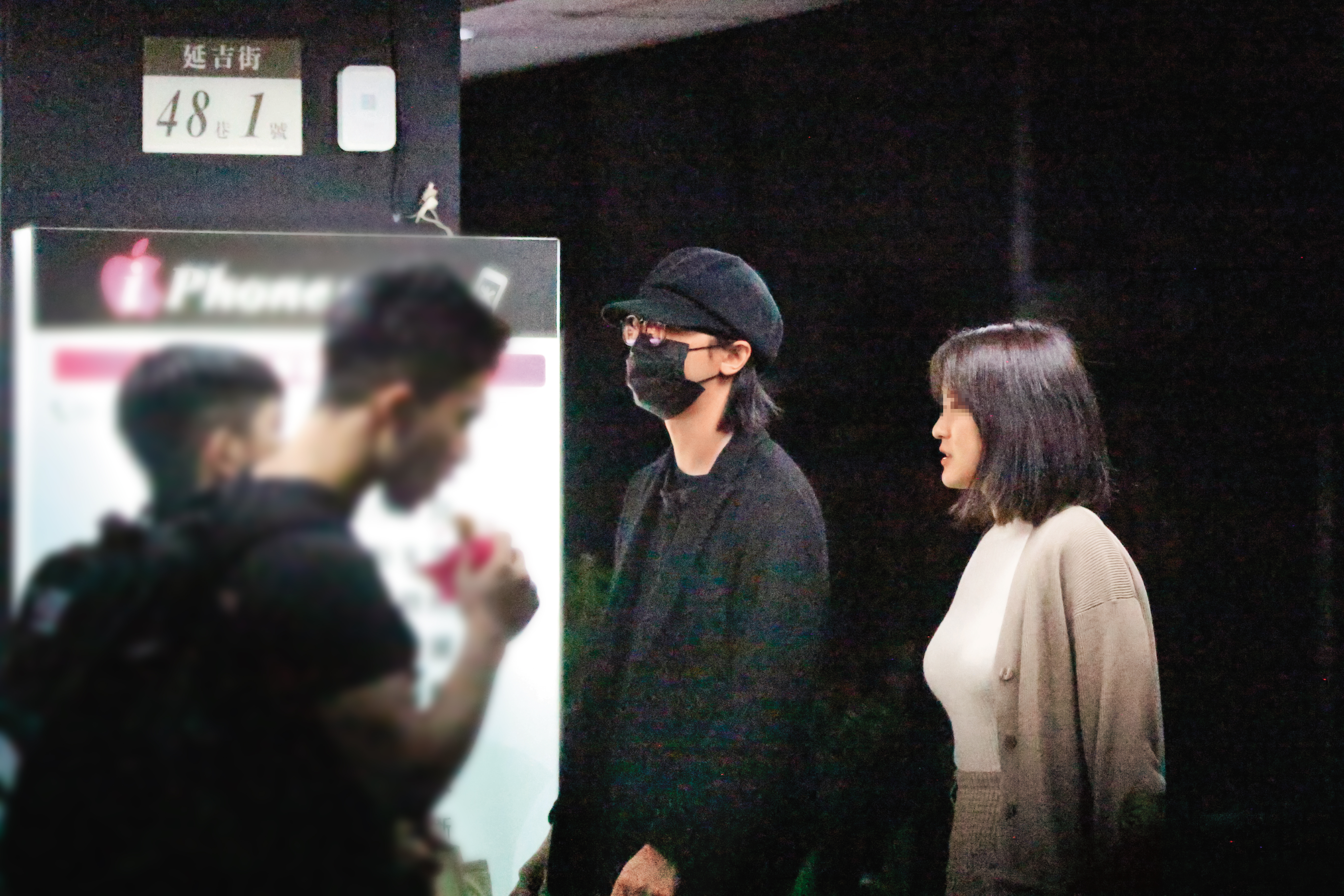 4月13日23：48，在騎樓聊天聊了十幾分鐘後，兩人起身決定轉往其他地方。