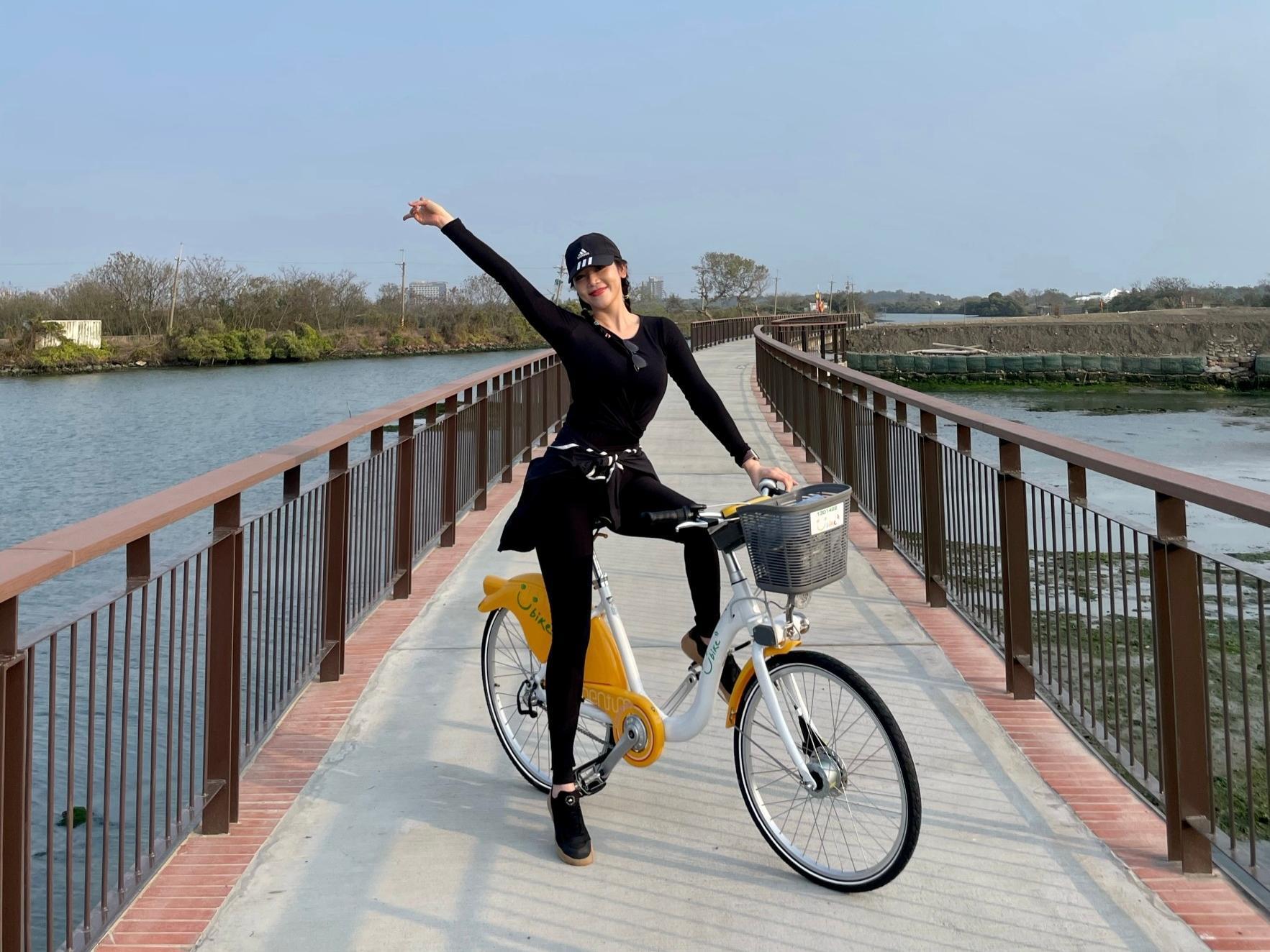 主播劉方慈騎單車遊台南，她也樂於分享私房美景。（翻攝自劉方慈粉專）