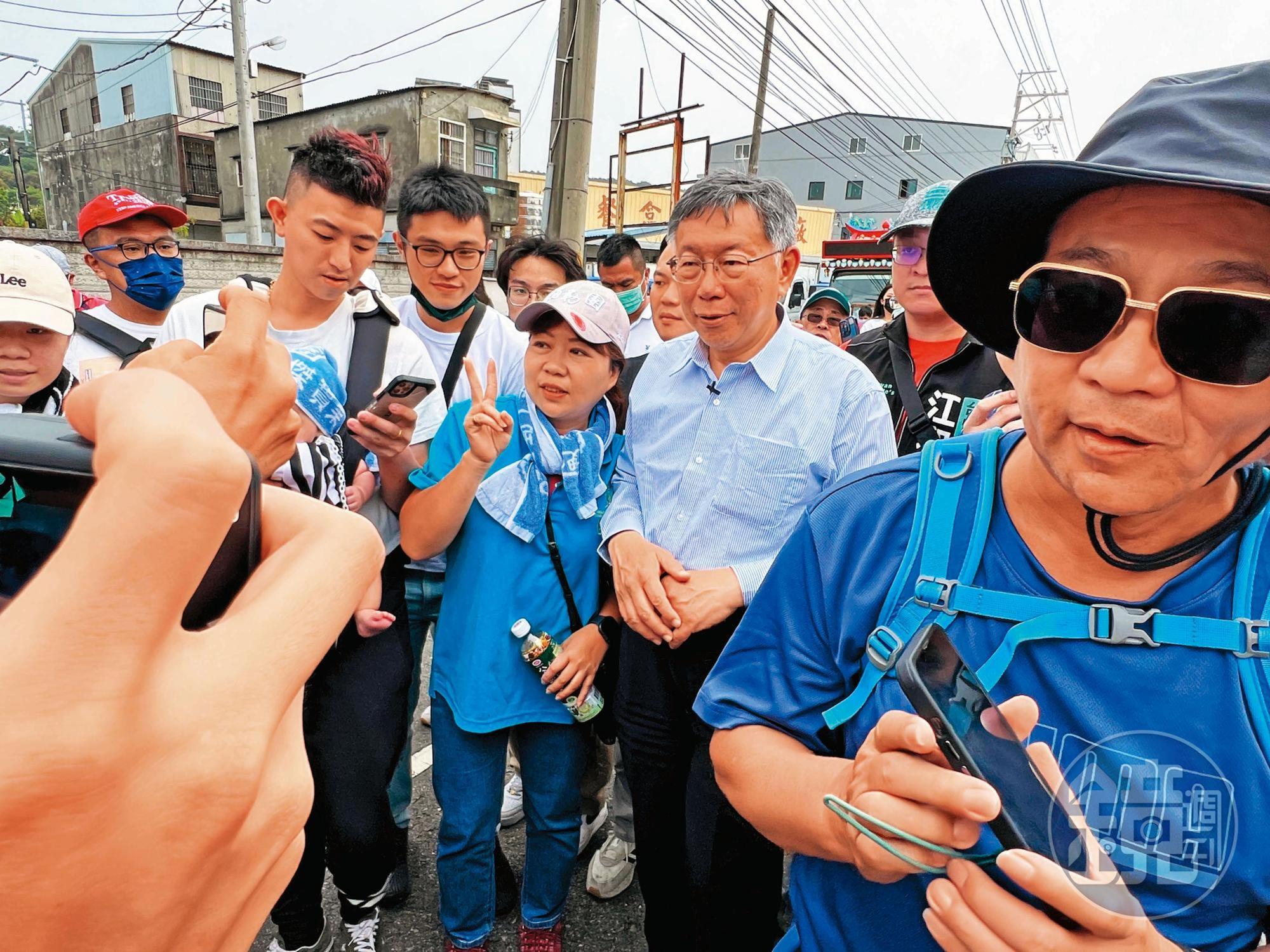 柯參選總統心意已決，訪美返國又馬不停蹄展開陸戰，參與大甲媽祖遶境活動。