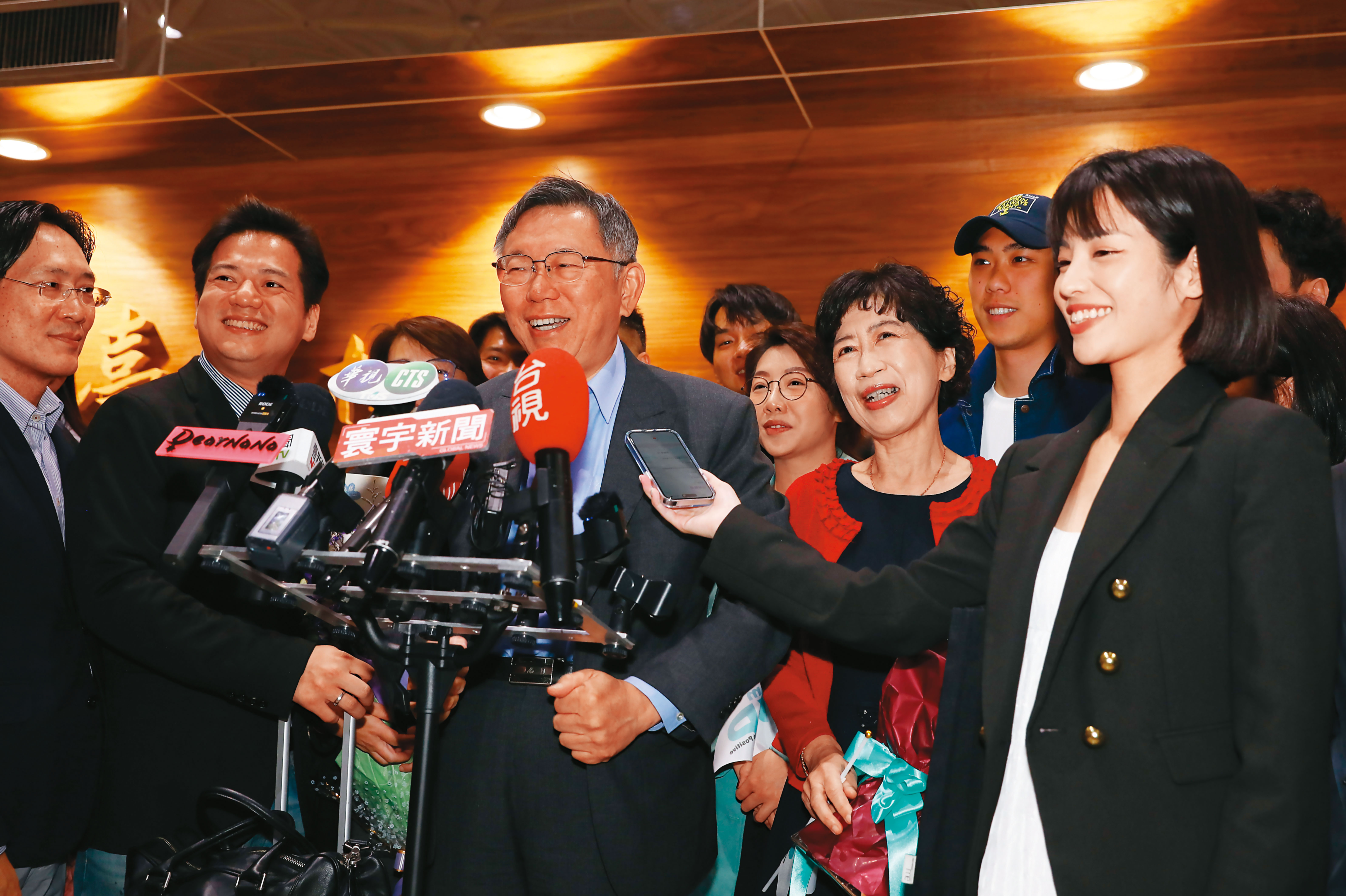 民眾黨主席柯文哲訪美返台後，參選總統態勢更趨明朗，藍白合形同破局。