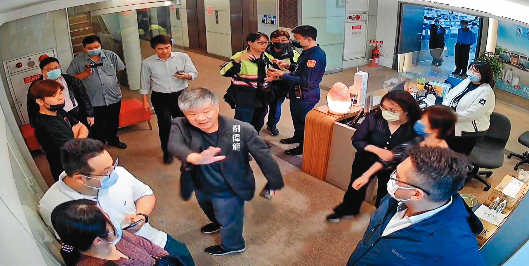 2020/4/20 下午5:30,劉偉龍報案宣稱,有人遭到黑道恐嚇,與警察一起衝進公司。(泰山提供)