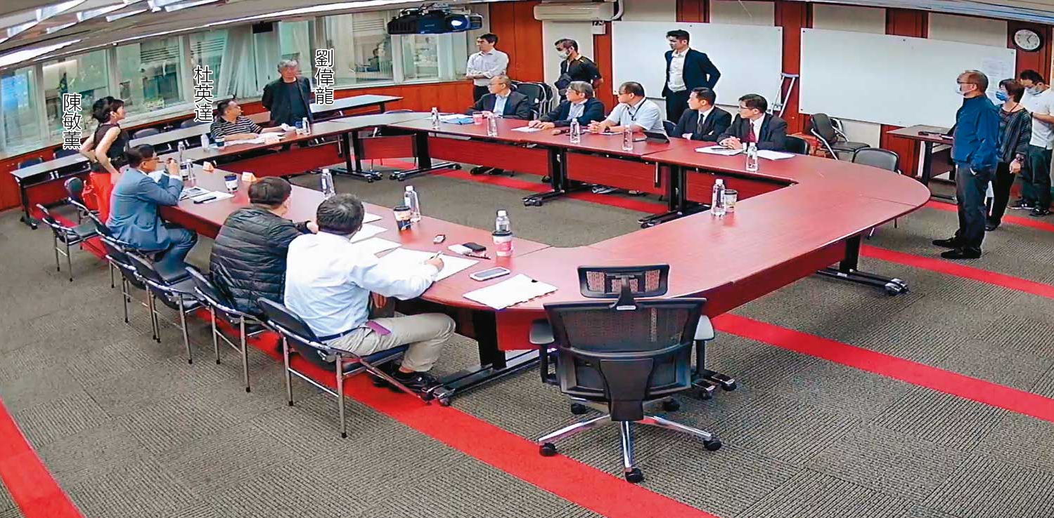 2020/4/20 下午05:17,劉偉龍與警方進入會議室,中斷審計委員會進行。(泰山提供)