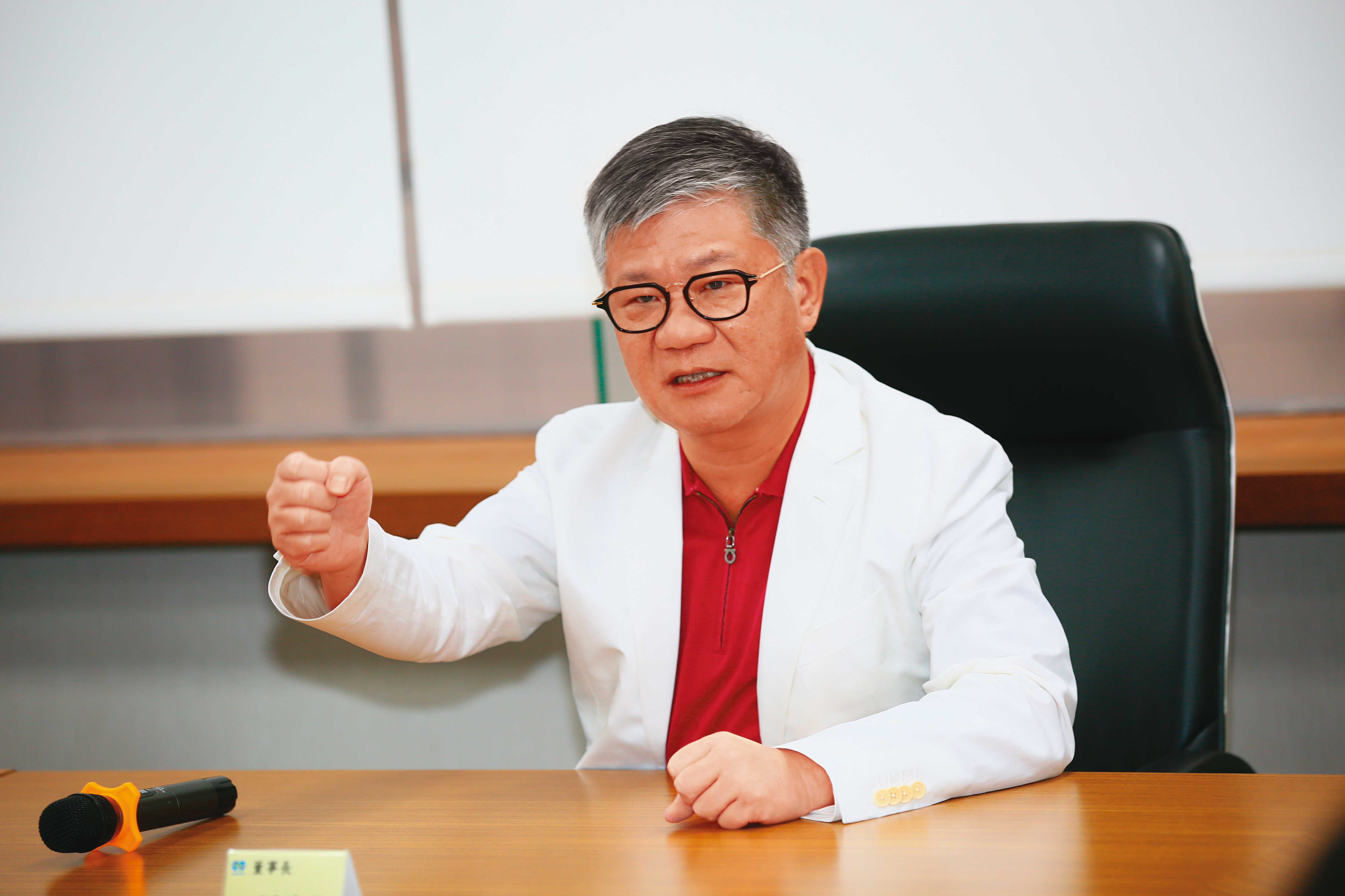 針對警察執行勤務爭議，劉偉龍澄清，是因為擔心獨董的安危才報案，