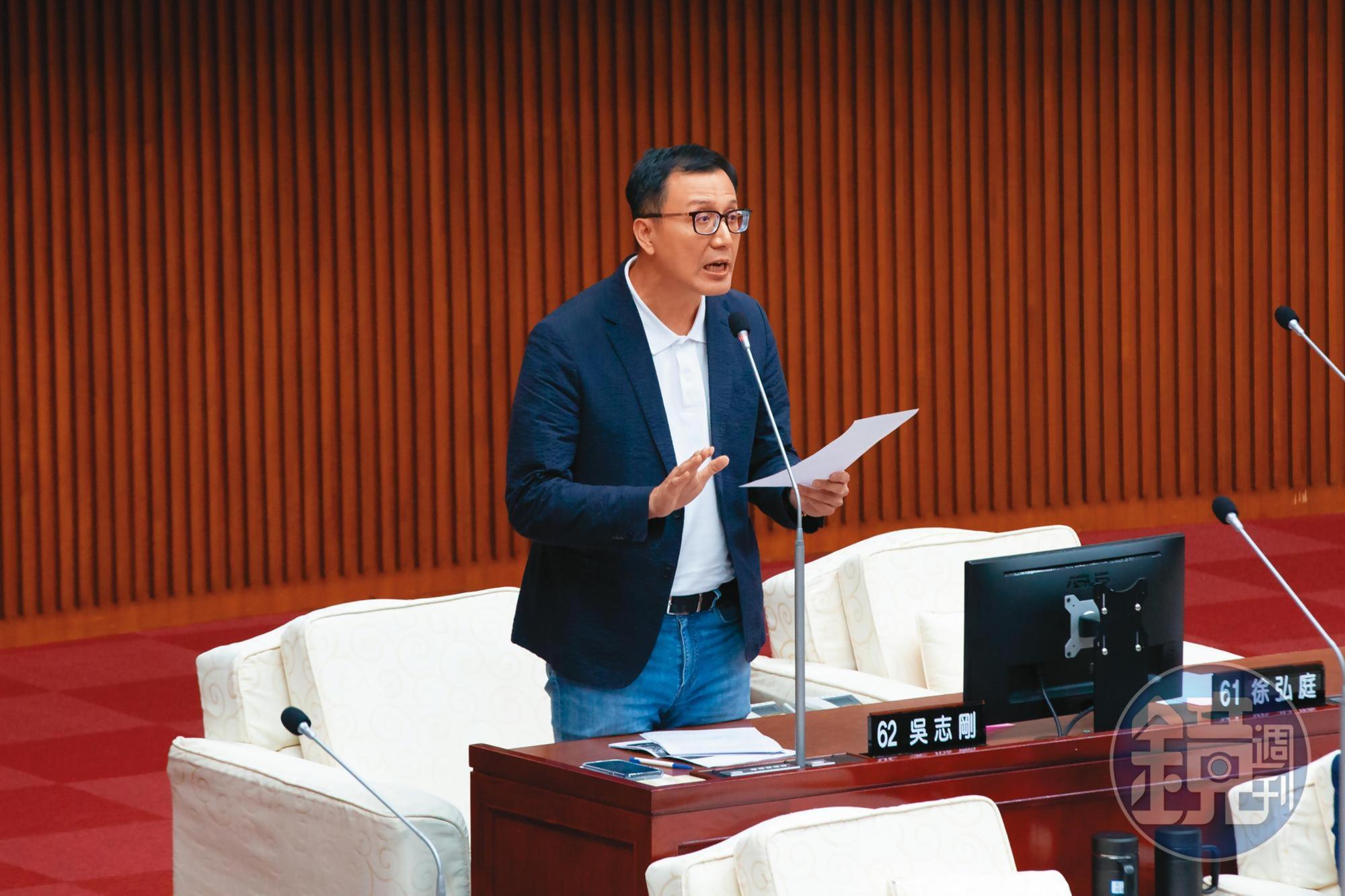 吳志剛4月21日在議會質詢時結巴讀稿，看起來相當緊張。