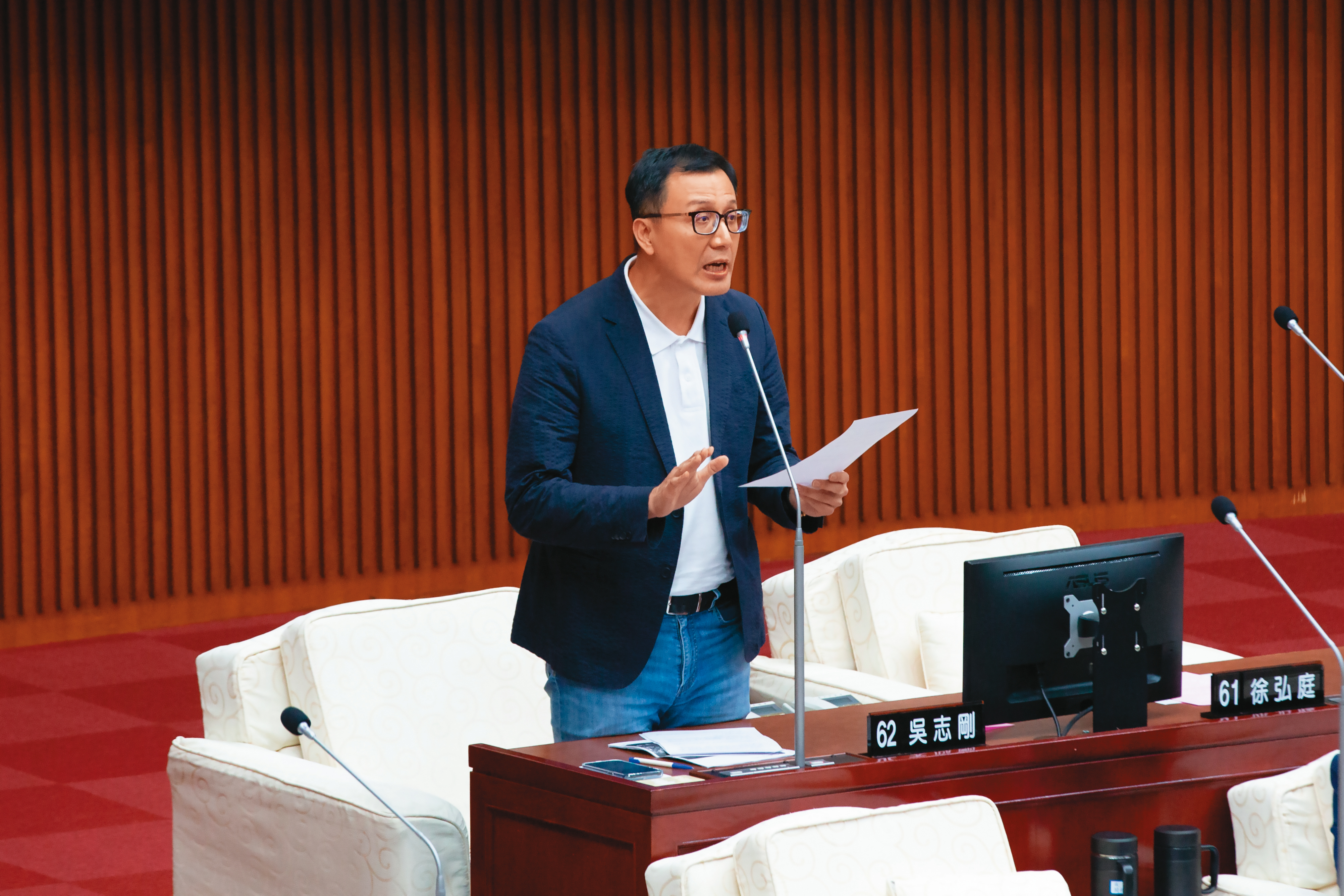 吳志剛4月21日在議會質詢時結巴讀稿，看起來相當緊張。