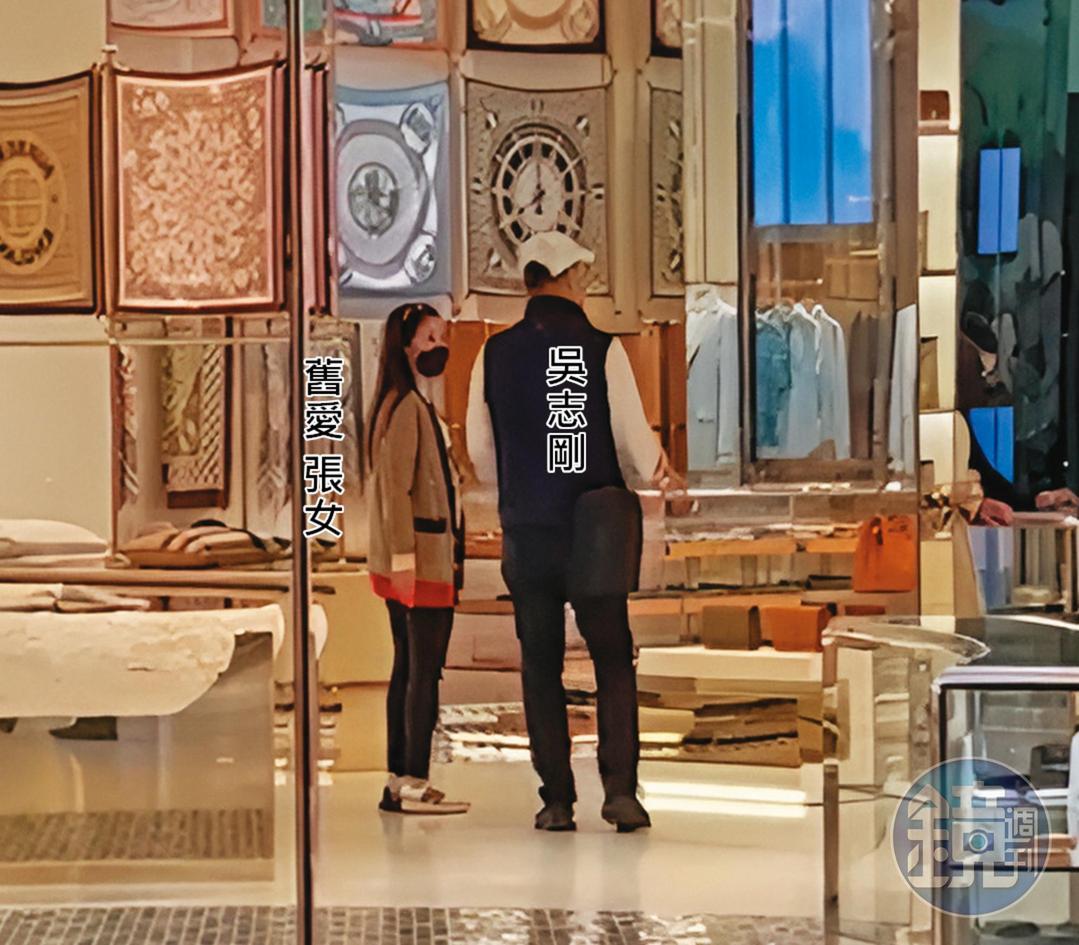 3月31日12:00約逛精品店,吳志剛與全身名牌的舊愛張姓櫃姐,在精品旗艦店內逛了1個多小時。