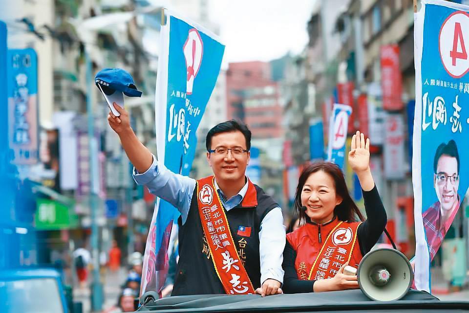 吳妻（右）往昔曾賣力替吳志剛（左）輔選，近期已鮮少與吳在公開場合同框。（翻攝吳志剛臉書）