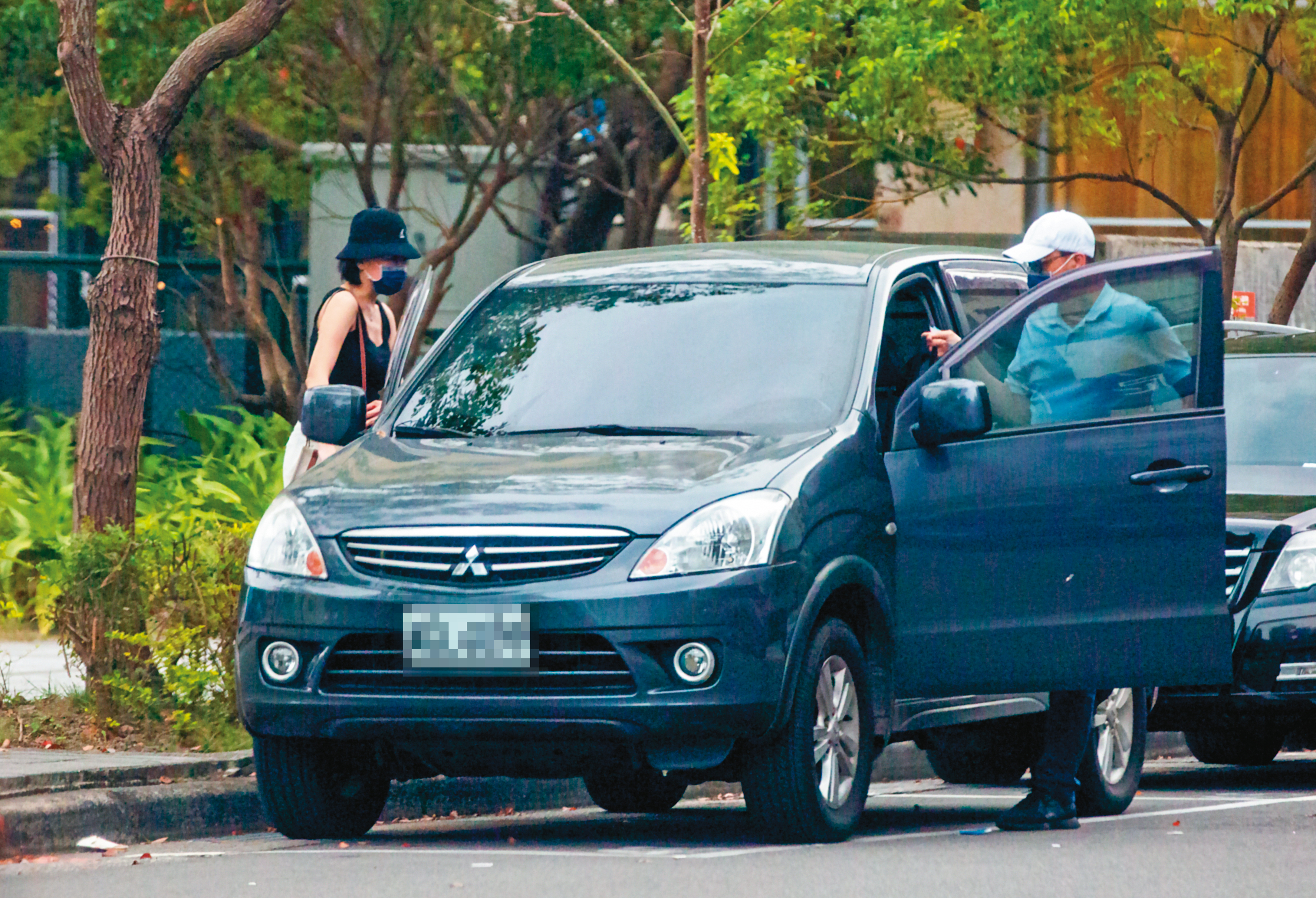 4/14 15:42，吳志剛（右）與林女（左）一起離開商場，準備回文山區的大樓幽會。