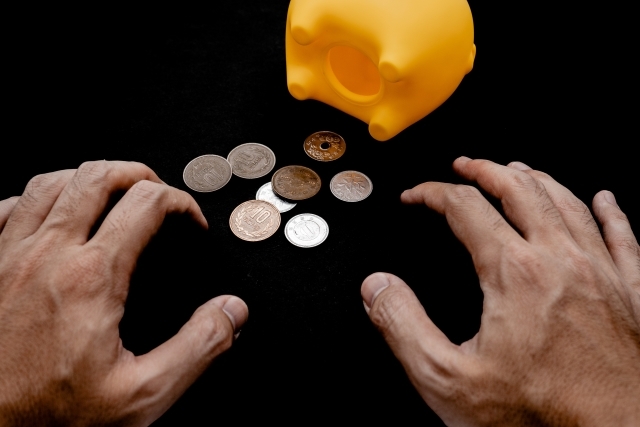 印尼一名老人多年藏私房錢在床墊下，直到病重才告知家人。（示意圖，翻攝自photoAC）