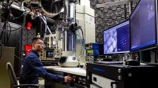 美國國家實驗室Argonne Lab刊出一篇結合AI與核能技術的成功案例，主要負責人是來自台灣清大畢業的Wei Ying Chen博士。（翻攝《說說能源》臉書）