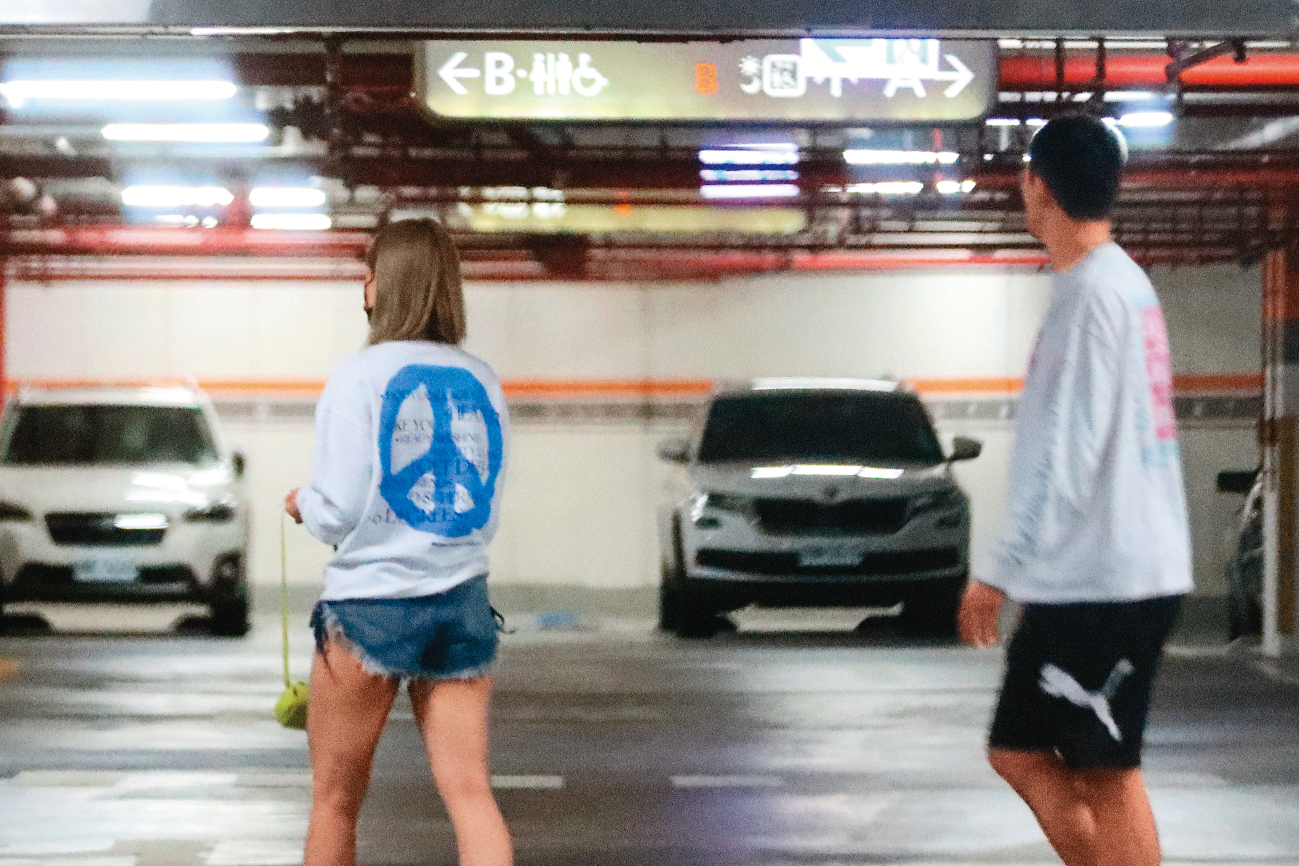 19：31 下車後，兩人準備搭電梯去大樓餐廳。