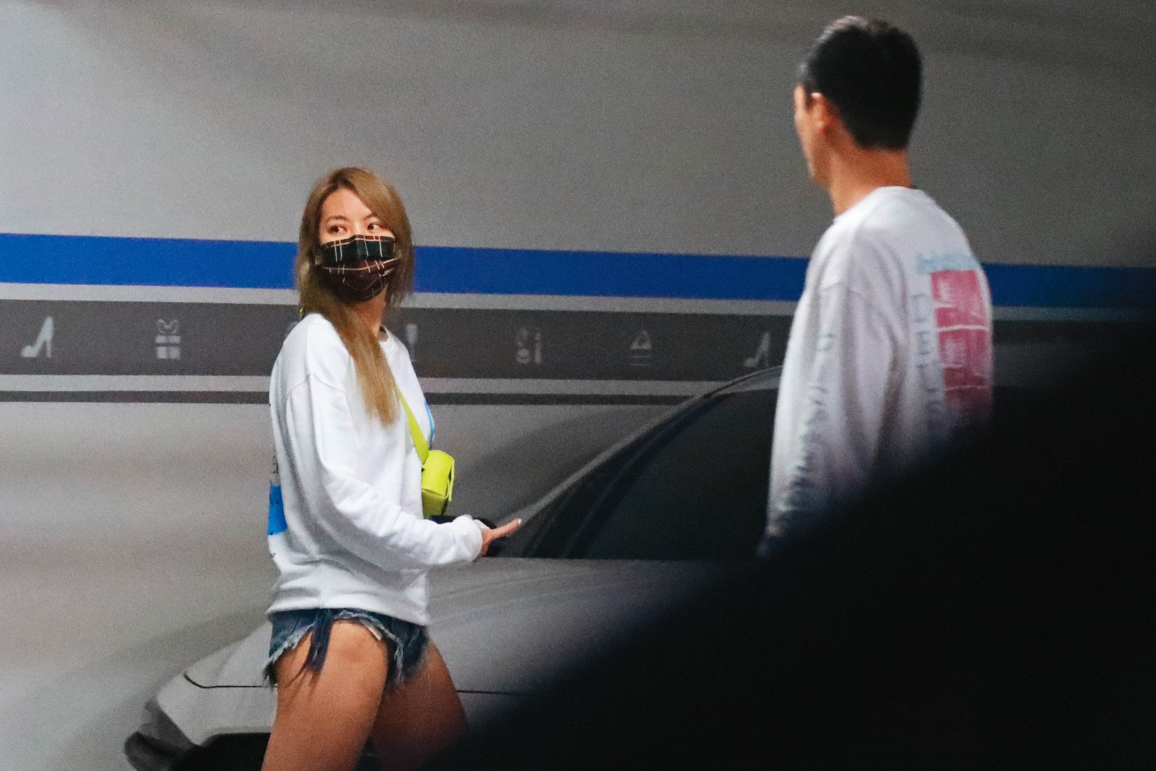 4/22 20：35 吃完飯上車前，劉雨柔（左）仍然緊張兮兮四處觀望，腿上的熱褲短到差點露出內褲。