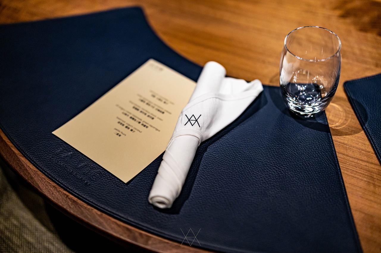 La Vie 睿麗餐廳專用餐巾，人造皮革餐墊也印上餐廳LOGO。