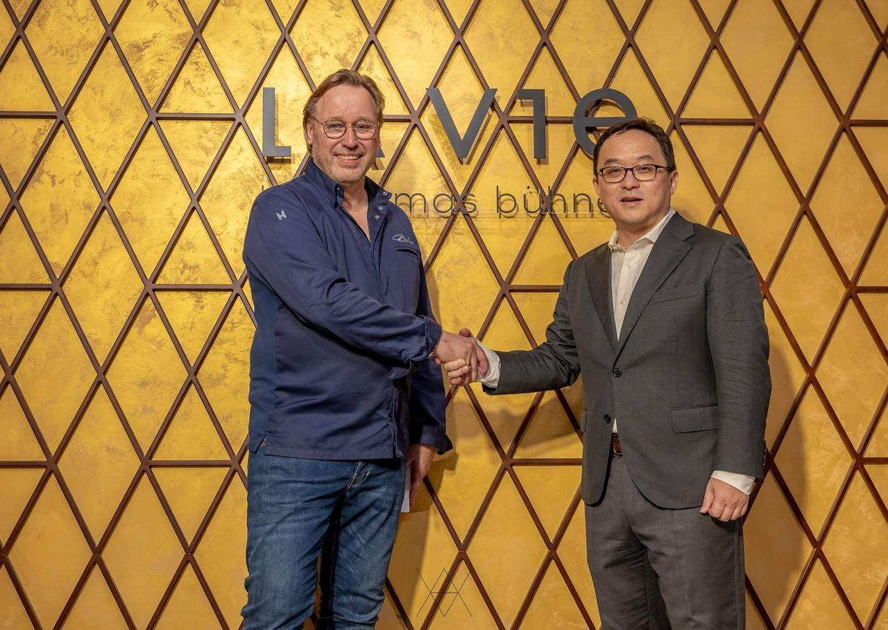 La Vie睿麗餐廳執行長吳睿弘（右）與主廚Thomas Bühner（左）有共識要打造台灣頂尖的Fine Dining體驗。