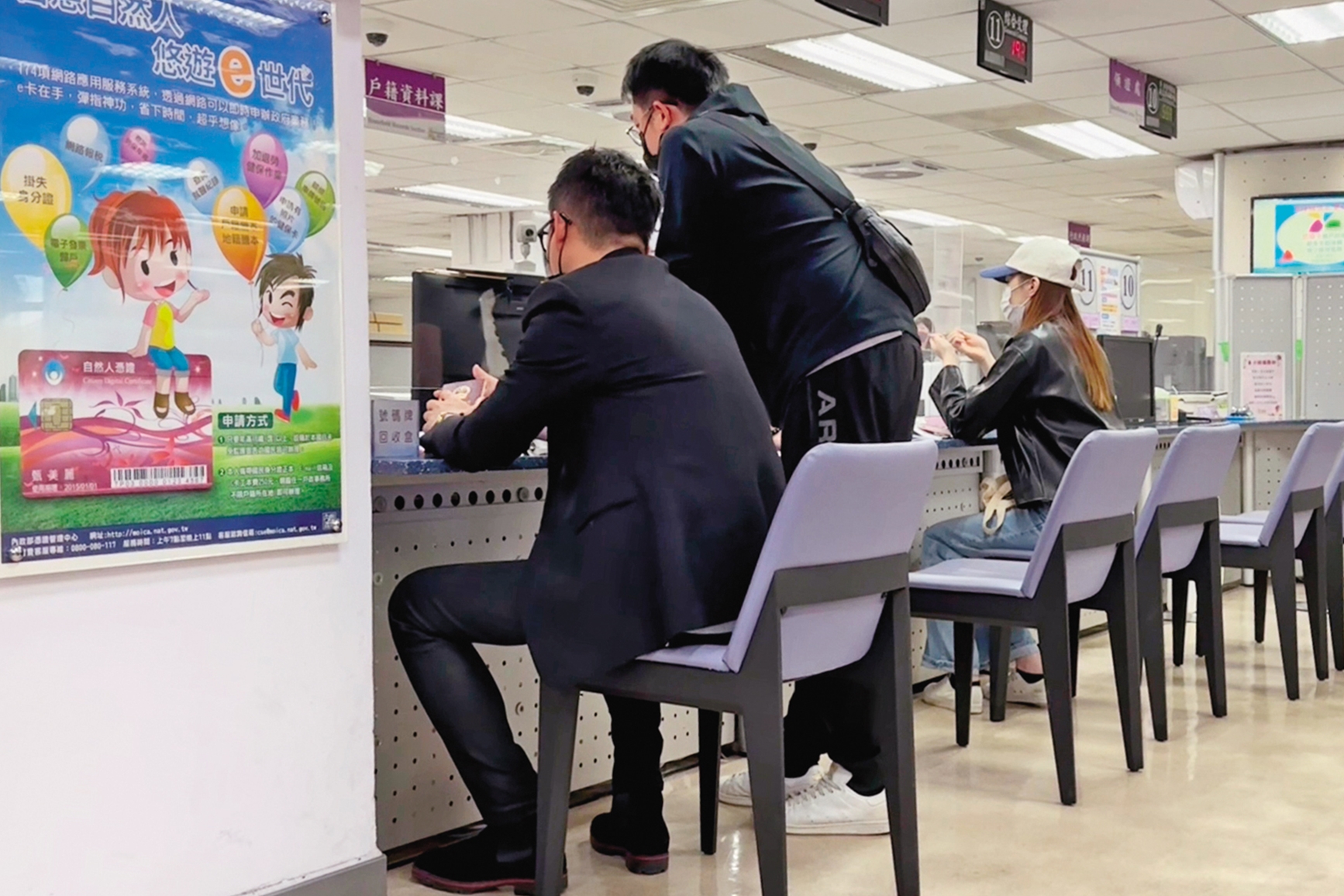 4/24 15：30 到了南港行政中心，汪小菲（左）與工作人員一來一回，似是辦理來台的種種手續。