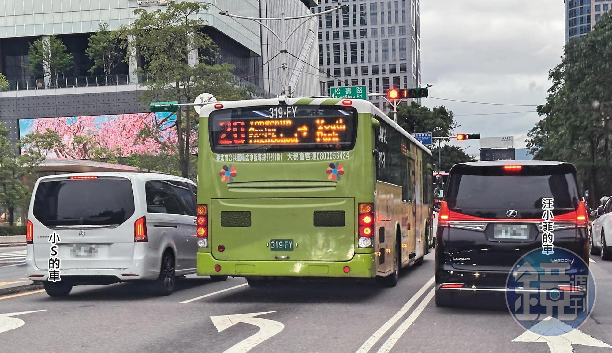 4/24 17:04 巧的是,汪小菲的車才走,小S的座駕就到來,而且還有共等紅燈的天涯咫尺畫面。